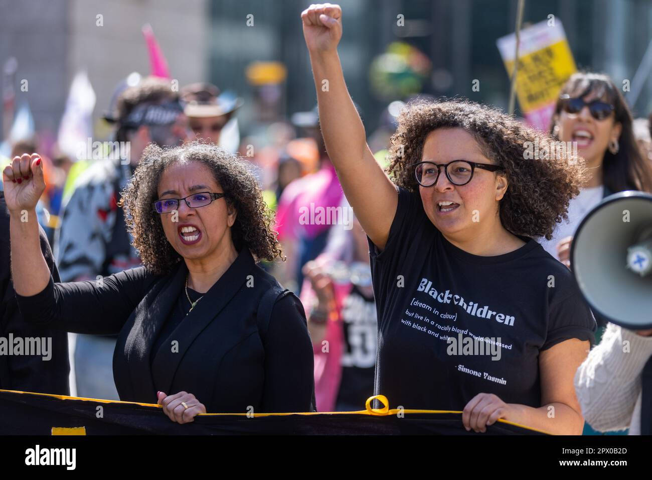 Londra, Regno Unito. 29 aprile 2023. Attivisti, tra cui Mandu Reid (r), sollevano pugni stretti durante una marcia della BLM Coalition e di altri gruppi dall'Home Office a Downing Street in segno di protesta contro il Nationality and Borders Act del governo britannico, il Police, Crime, Sentencing and Courts Act e il Public Order Act. Un raduno, cui hanno partecipato anche gli attivisti per il clima di Just Stop Oil, si è tenuto fuori dall'Home Office prima della marcia. Crediti: Mark Kerrison/Alamy Live News Foto Stock
