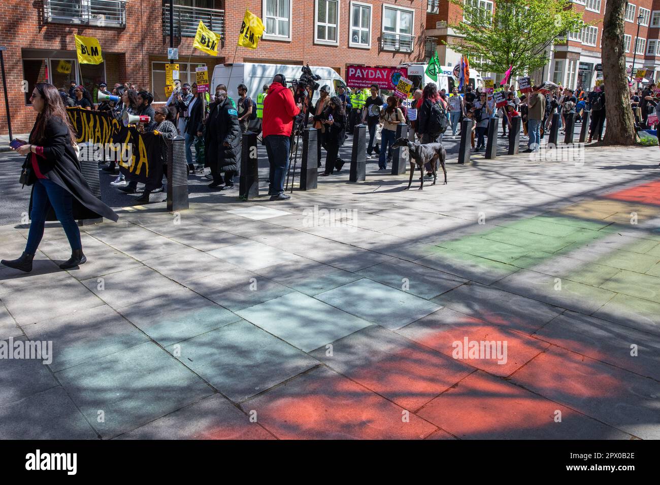 Londra, Regno Unito. 29th aprile 2023. Gli attivisti della BLM Coalition e di altri gruppi marciano dall'Home Office a Downing Street per protestare contro la legge sulla nazionalità e le frontiere del governo britannico, la legge sulla polizia, il crimine, la condanna e la giustizia e la legge sull'ordine pubblico. Un rally, cui hanno partecipato anche attivisti del clima di Just Stop Oil, si è tenuto fuori dagli uffici domestici prima della marcia. Credit: Notizie dal vivo di Mark Kerrison/Alamy Foto Stock