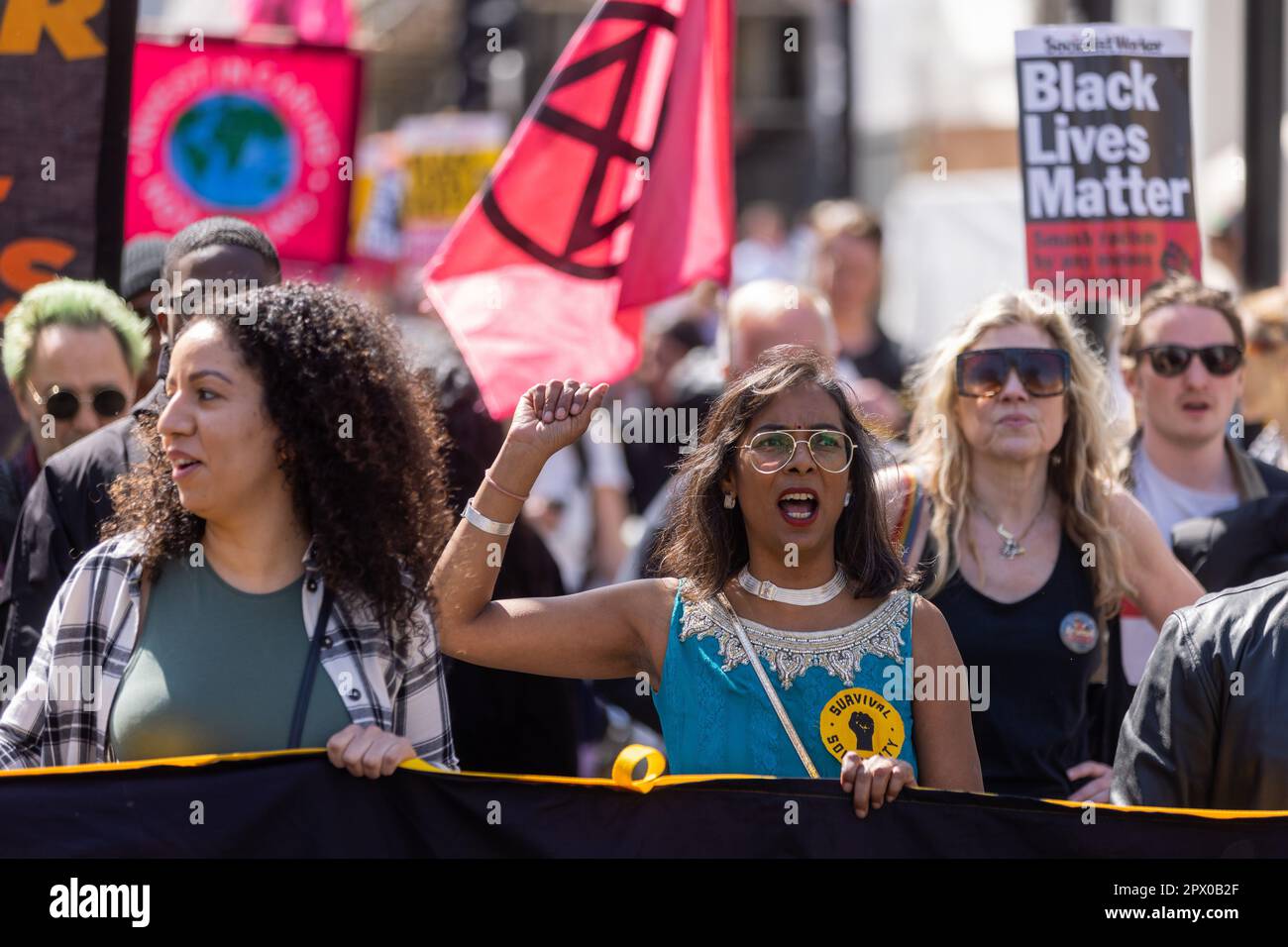 Londra, Regno Unito. 29th aprile 2023. Bhavini Patel di XR Unify accompagna gli attivisti della BLM Coalition e di altri gruppi che marciano dall'Home Office a Downing Street per protestare contro la legge sulla nazionalità e le frontiere del governo britannico, la legge sulla polizia, il crimine, le condanne e i tribunali e la legge sull'ordine pubblico. Un rally, cui hanno partecipato anche attivisti del clima di Just Stop Oil, si è tenuto fuori dagli uffici domestici prima della marcia. Credit: Notizie dal vivo di Mark Kerrison/Alamy Foto Stock