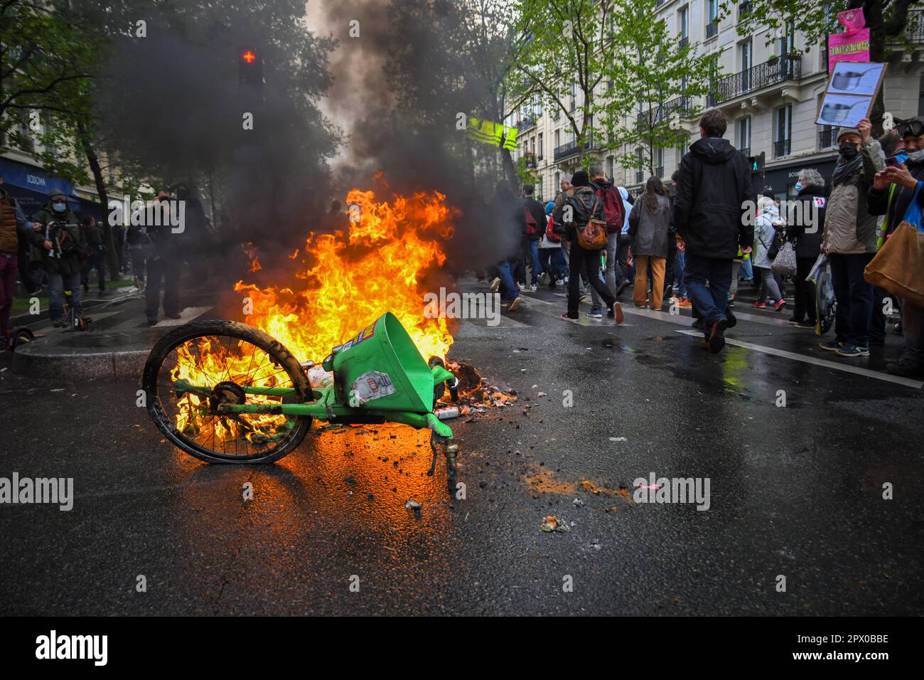 Parigi, Francia, 1st maggio 2023. Giornata internazionale dei lavoratori. Migliaia di persone hanno protestato e celebrato il giorno di maggio a Parigi. Sindacati, lavoratori, studenti e altri hanno marciato per le strade, protestando contro il nuovo sistema pensionistico e molto altro ancora. Alcuni manifestanti si trasformarono in violenti, iniziarono gli incendi e distrussero le imprese. La polizia ha usato il gas lacrimogeno e un cannone ad acqua contro i rioters. Credit: Pmvfoto/Alamy Live News Foto Stock