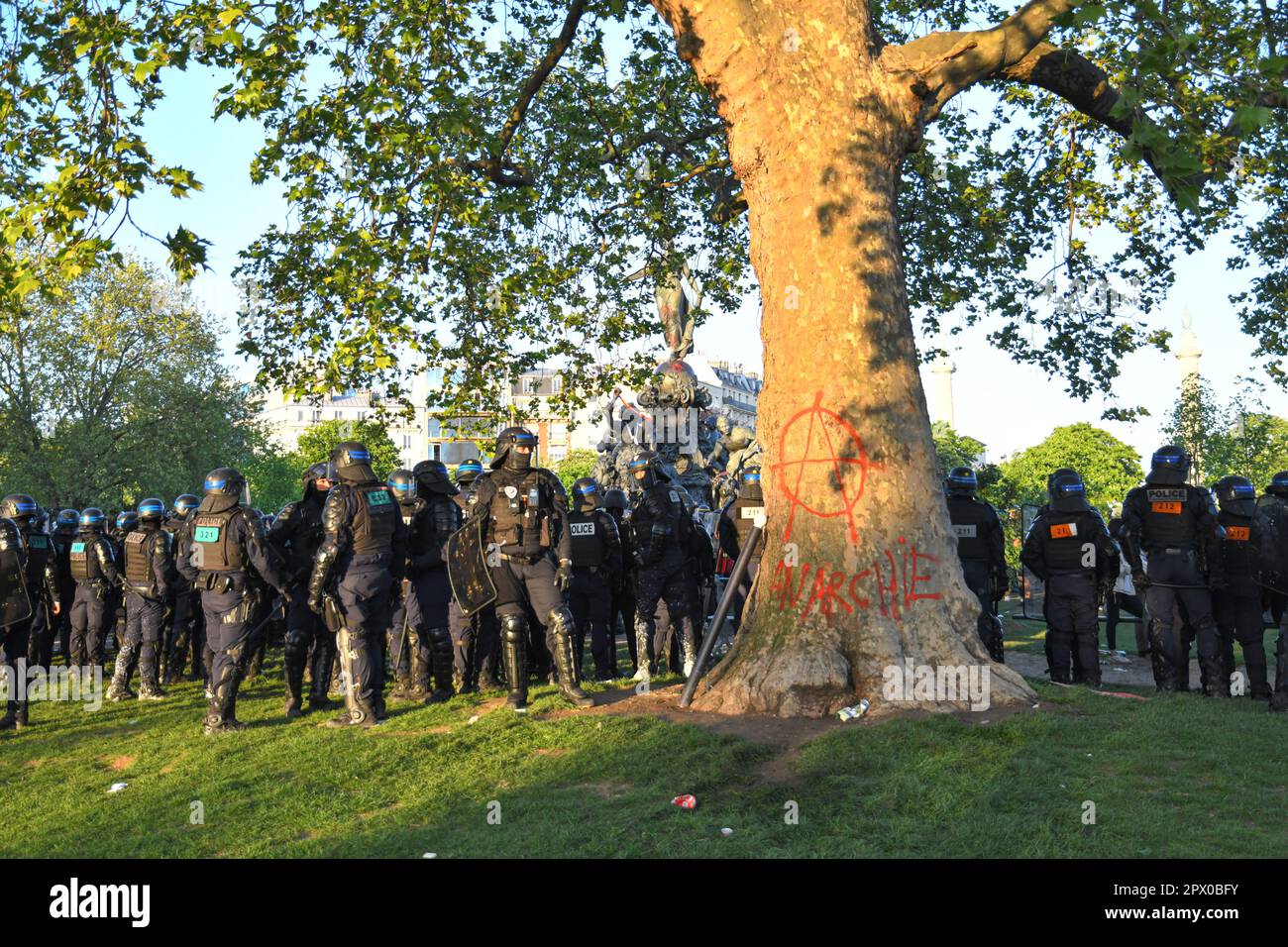 Parigi, Francia, 1st maggio 2023. Giornata internazionale dei lavoratori. Migliaia di persone hanno protestato e celebrato il giorno di maggio a Parigi. Sindacati, lavoratori, studenti e altri hanno marciato per le strade, protestando contro il nuovo sistema pensionistico e molto altro ancora. Alcuni manifestanti si trasformarono in violenti, iniziarono gli incendi e distrussero le imprese. La polizia ha usato il gas lacrimogeno e un cannone ad acqua contro i rioters. Credit: Pmvfoto/Alamy Live News Foto Stock