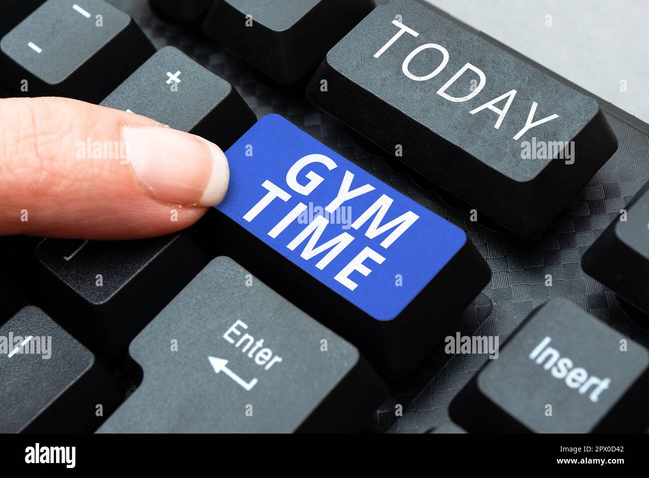 Mano che scrive segno tempo della palestra, idea di affari una motivazione per cominciare ad esercitarsi fuori facendo le esercitazioni idoneità Foto Stock