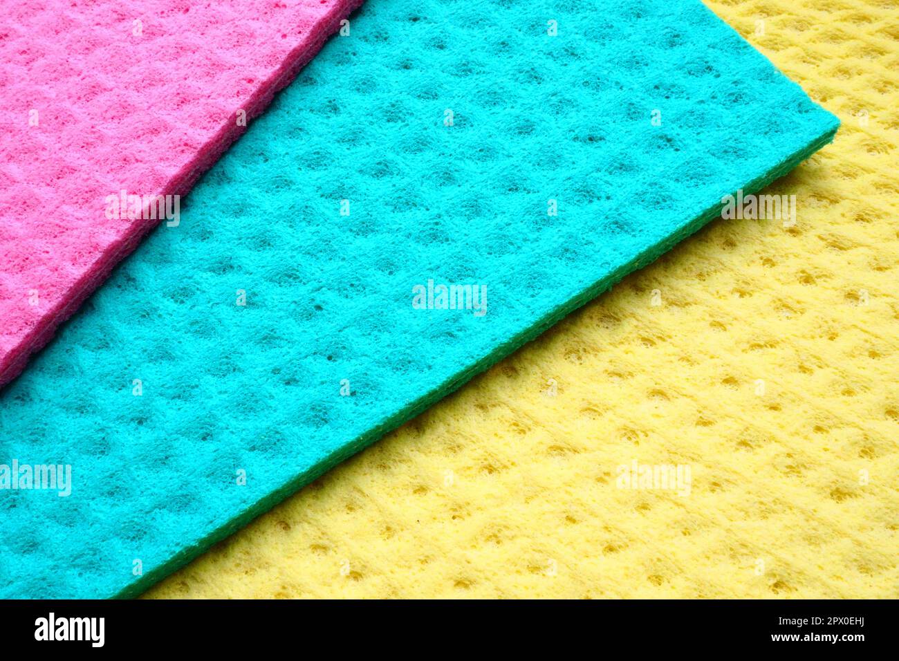Un set di salviette per la pulizia, panni in microfibra o spugne per la cucina, tre panni multicolore. Spugne fibre spugnose motivo superficie chiudi- Foto Stock