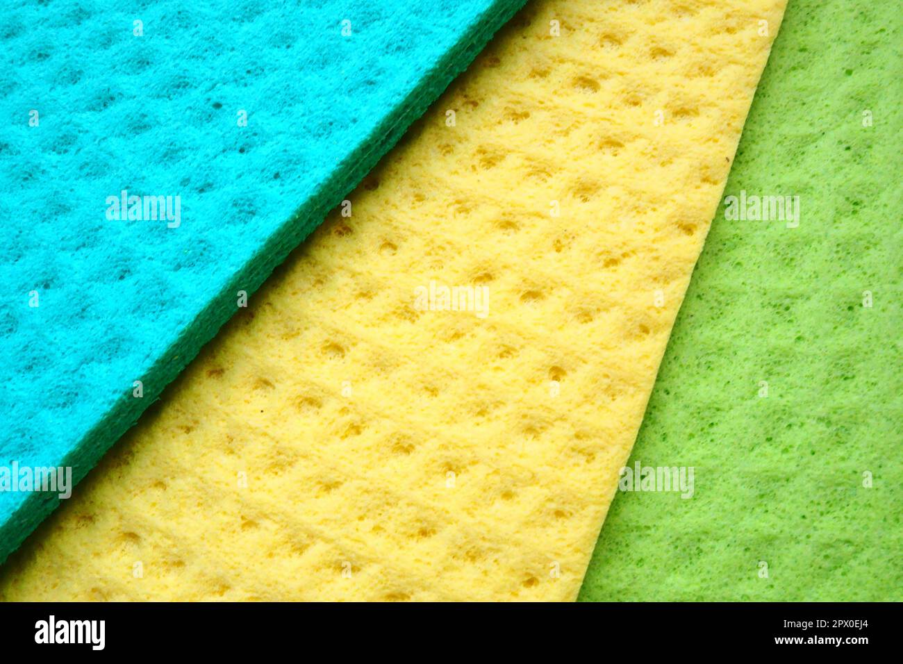 Un set di salviette per la pulizia, panni in microfibra o spugne per la cucina, tre panni multicolore. Spugne fibre spugnose motivo superficie chiudi- Foto Stock