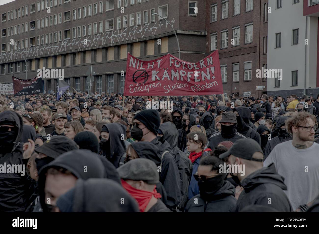 1 maggio 2023, Berlino, Germania: Il 1st maggio 2023, migliaia di persone hanno partecipato alla manifestazione del giorno di maggio a Berlino. La manifestazione ''rivoluzionaria maggio 1st'' a Kreuzberg si è conclusa prematuramente, con la polizia che ha negato le accuse di kettling manifestanti. Invece, la polizia ha insistito che le barricate mobili a Kottbusser Tor sono state implementate per proteggere la loro stazione. Il collo di bottiglia al Centro nuovo Kreuzberg era dovuto alla sua architettura piuttosto che ad un trasferimento intenzionale ai manifestanti del bollitore. Tuttavia, a causa della folla affollata a Kottbusser Tor, molti manifestanti avevano claustrofobia, e lì noi Foto Stock