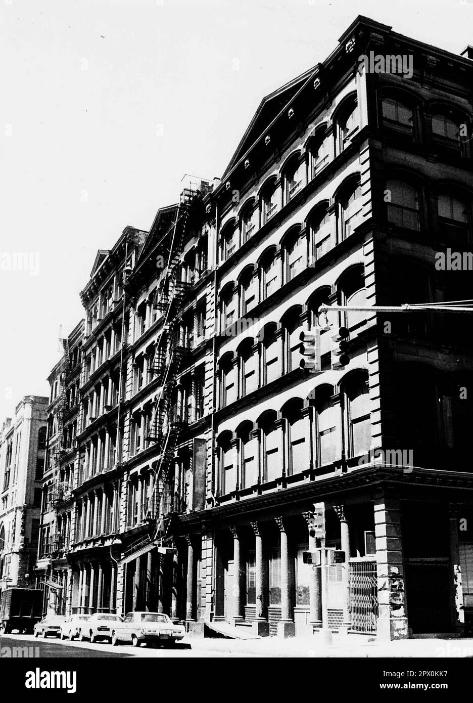 AJAXNETPHOTO. LUGLIO, 1975. NEW YORK, STATI UNITI. - SOHO GHISA - GHISA INCORNICIATA EDIFICI NEL QUARTIERE SOHO (A SUD DI HOUSTON STREET) DI MANHATTAN. PHOTO:JONATHAN EASTLAND/AJAXREF:232404 109. Foto Stock