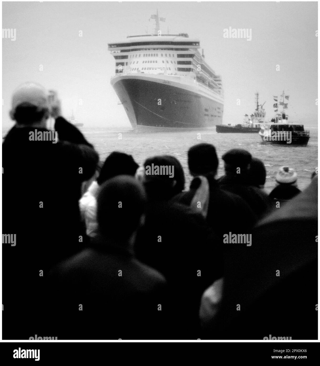 AJAXNETPHOTO. 26TH DICEMBRE 2003. SOUTHAMPTON, INGHILTERRA. - MAJESTIC - LA NUOVA REGINA DI CUNARD LINE MARIA 2 PALCHI UN INGRESSO MAESTOSO AL SUO PORTO DI CASA SOTTO I CIELI D'INVERNO LEADEN. FOTO:JONATHAN EASTLAND/AJAX. RIF:326122 8 Foto Stock