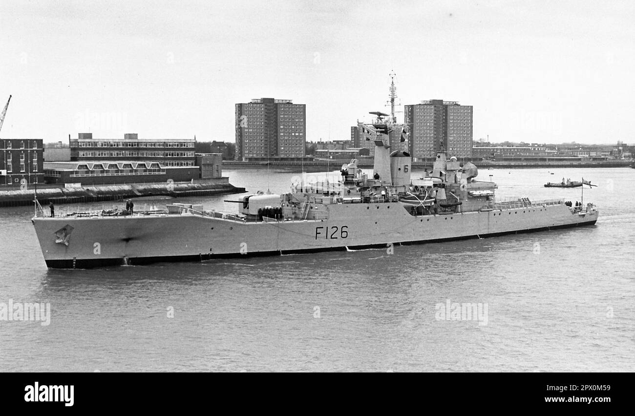 AJAXNETPHOTO. AGOSTO, 1974. PORTSMOUTH, INGHILTERRA - LA FRIGATE HMS PLYMOUTH PARTE DALLA BASE NAVALE. FREGATA DI CLASSE ROTHESAY COSTRUITA A DEVONPORT DOCKYARD 1959. NEL 1982, PLYMOUTH FU UNA DELLE PRIME NAVI DA GUERRA BRITANNICHE AD ARRIVARE NELL'ATLANTICO MERIDIONALE DURANTE IL CONFLITTO DELLE ISOLE FALKLAND, PARTECIPANDO ALLA RICAPTAZIONE DELLA GEORGIA MERIDIONALE DURANTE L'OPERAZIONE PARAQUET. PHOTO:JONATHAN EASTLAND/AJAX REF:232404 82 Foto Stock