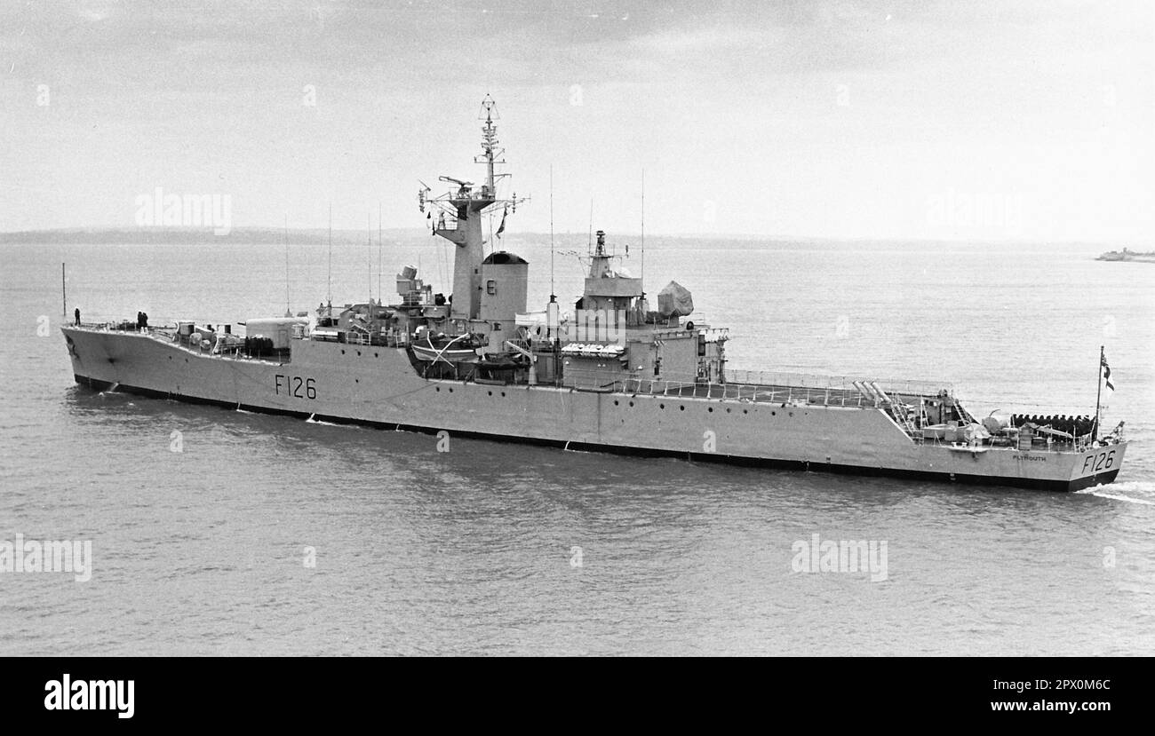 AJAXNETPHOTO. AGOSTO, 1974. PORTSMOUTH, INGHILTERRA - LA FRIGATE HMS PLYMOUTH PARTE DALLA BASE NAVALE. FREGATA DI CLASSE ROTHESAY COSTRUITA A DEVONPORT DOCKYARD 1959. NEL 1982, PLYMOUTH FU UNA DELLE PRIME NAVI DA GUERRA BRITANNICHE AD ARRIVARE NELL'ATLANTICO MERIDIONALE DURANTE IL CONFLITTO DELLE ISOLE FALKLAND, PARTECIPANDO ALLA RICAPTAZIONE DELLA GEORGIA MERIDIONALE DURANTE L'OPERAZIONE PARAQUET. PHOTO:JONATHAN EASTLAND/AJAX REF:232404 83 Foto Stock