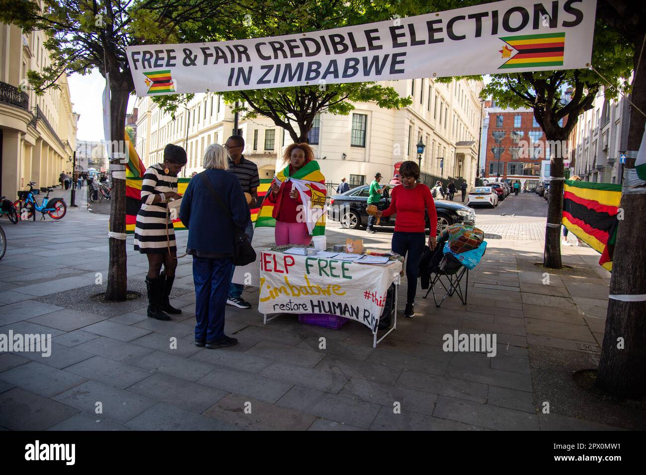 Londra, Regno Unito. 29th Apr, 2023. Un grande banner e opuscoli informativi sono esposti durante la manifestazione in Zimbabwe a sostegno di elezioni libere ed eque in Zimbabwe. Gli attivisti si radunano presso l'ambasciata dello Zimbabwe di Londra mentre il presidente dello Zimbabwe promette elezioni 'libere ed eque'. (Foto di Loredana Sangiuliano/SOPA Images/Sipa USA) Credit: Sipa USA/Alamy Live News Foto Stock