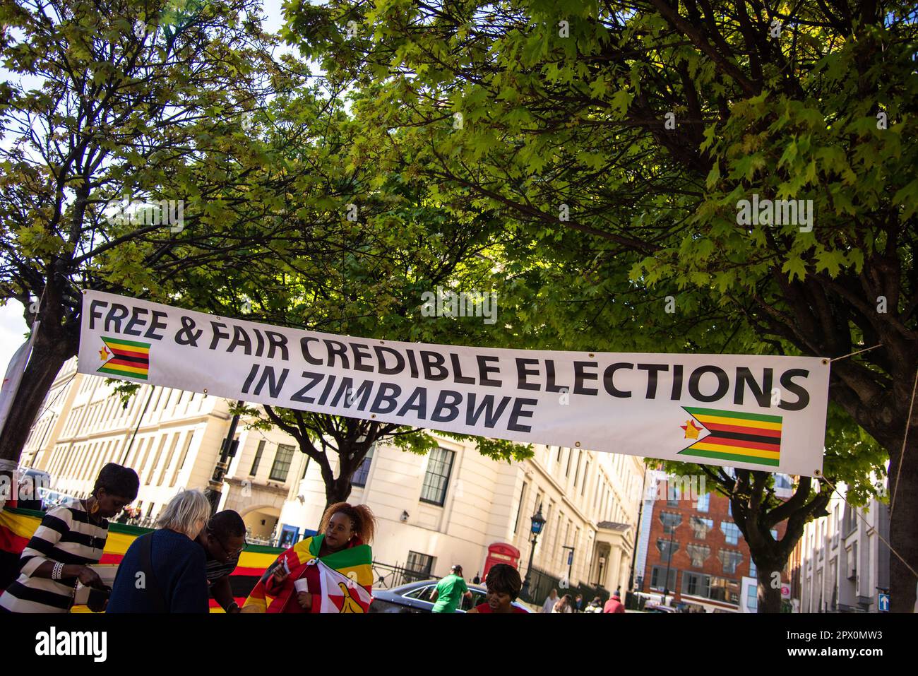 Londra, Regno Unito. 29th Apr, 2023. Durante la manifestazione sullo Zimbabwe viene visualizzato un grande banner a sostegno di elezioni libere ed eque in Zimbabwe. Gli attivisti si radunano presso l'ambasciata dello Zimbabwe di Londra mentre il presidente dello Zimbabwe promette elezioni 'libere ed eque'. Credit: SOPA Images Limited/Alamy Live News Foto Stock