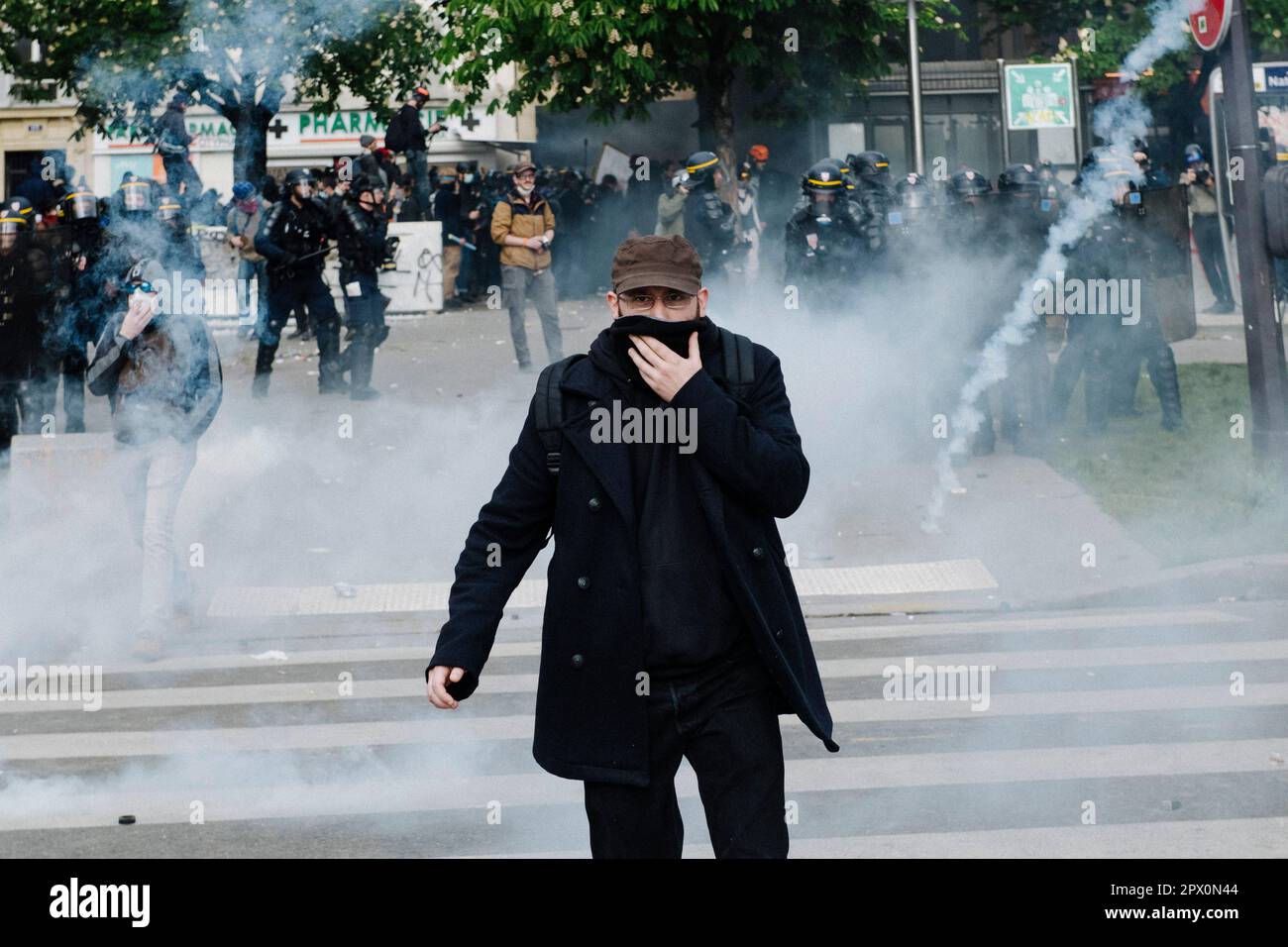 Parigi, Francia. 01st maggio, 2023. Jan Schmidt-Whitley/le Pictorium - manifestazione del giorno di Maggio a Parigi - 1/5/2023 - Francia/Parigi/Parigi - Un protesista fugge gas lacrimogeno. Grande mobilitazione per il 1st maggio a Parigi, il CGT contava 2,3 milioni di manifestanti in Francia, di cui 550.000 a Parigi, il Ministero degli interni contava 782.000 dimostranti, di cui 112.000 nella capitale. Gli scontri tra i dimostranti e la polizia si sono verificati davanti alla marcia. Credit: LE PICTORIUM/Alamy Live News Foto Stock