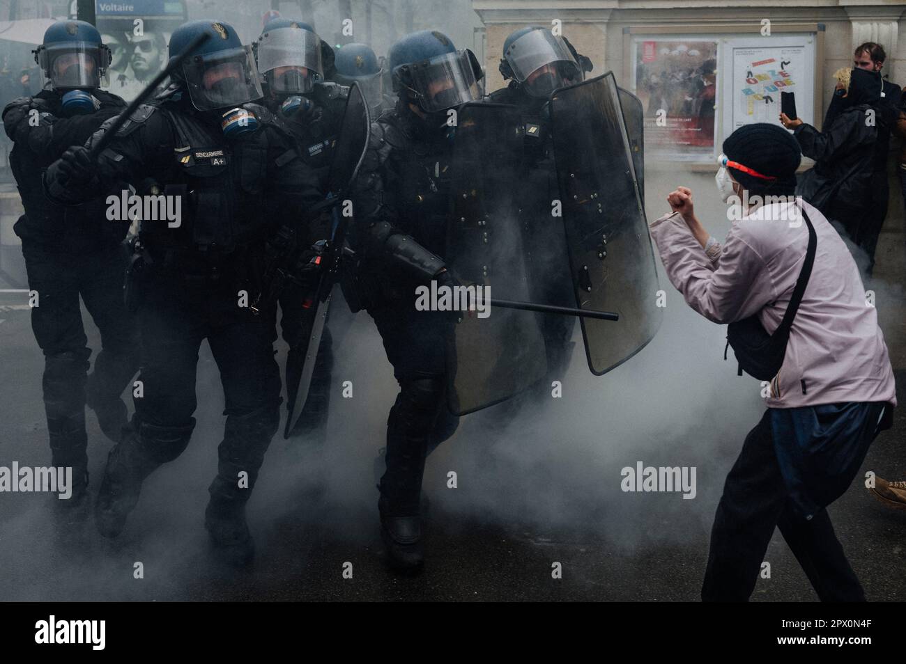 Parigi, Francia. 01st maggio, 2023. Jan Schmidt-Whitley/le Pictorium - manifestazione del giorno di Maggio a Parigi - 1/5/2023 - Francia/Parigi/Parigi - Un dimostratore cerca di resistere a un'accusa della polizia. Grande mobilitazione per il 1st maggio a Parigi, il CGT contava 2,3 milioni di manifestanti in Francia, di cui 550.000 a Parigi, il Ministero degli interni contava 782.000 dimostranti, di cui 112.000 nella capitale. Gli scontri tra i dimostranti e la polizia si sono verificati davanti alla marcia. Credit: LE PICTORIUM/Alamy Live News Foto Stock