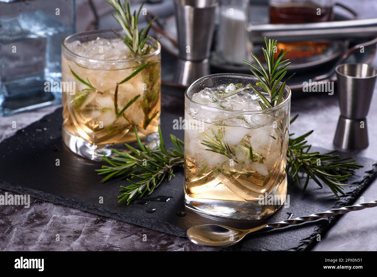 Il cocktail Rosemary Vodka consiste di sciroppo d'acero con una piccola quantità di sale, rosmarino, ghiaccio tritato e vodka. La vodka può essere sostituita con altri alc Foto Stock