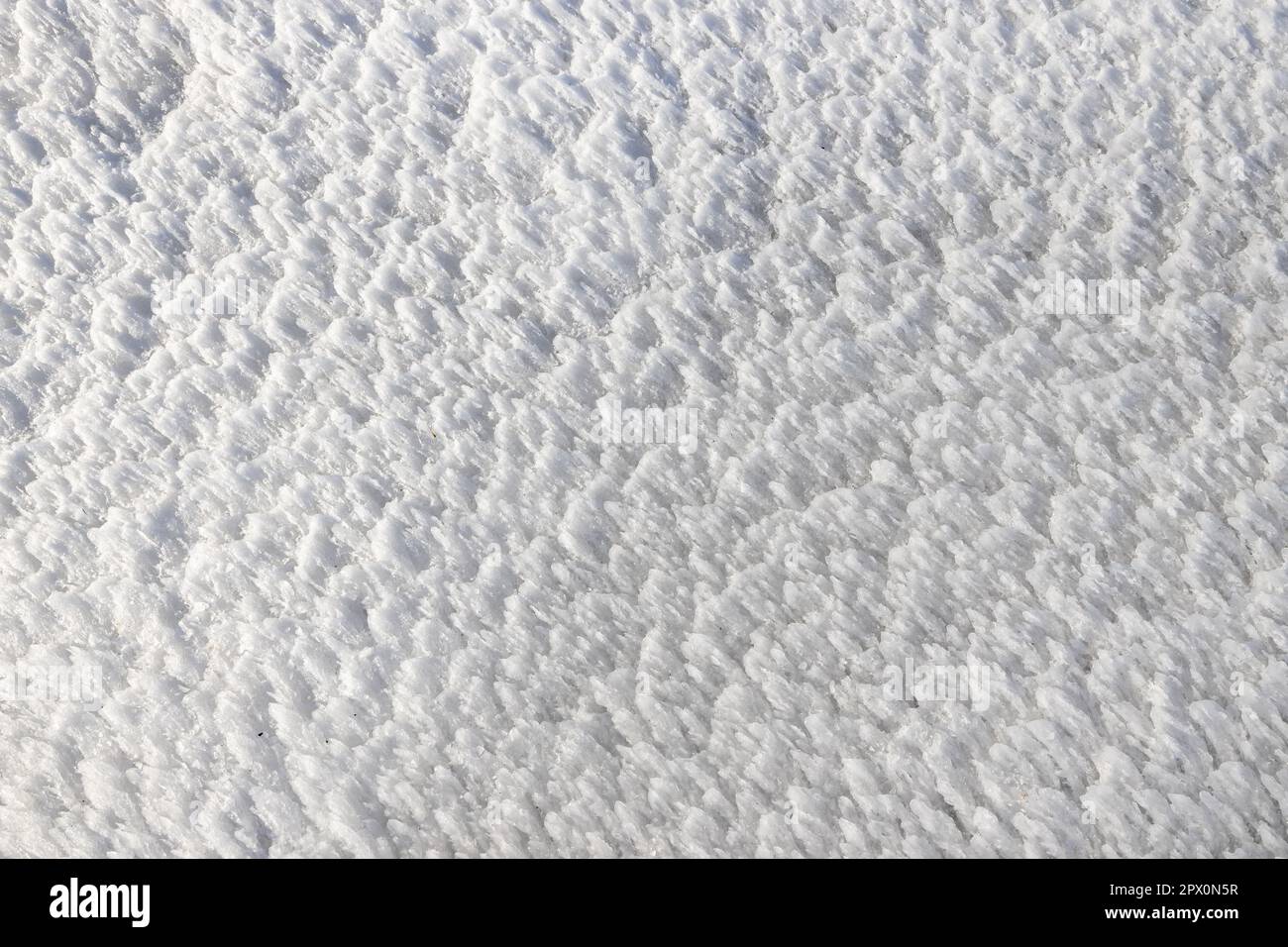 Struttura di cristallo di ghiaccio naturale formata dal vento che soffia sulla superficie di un lago ghiacciato Foto Stock