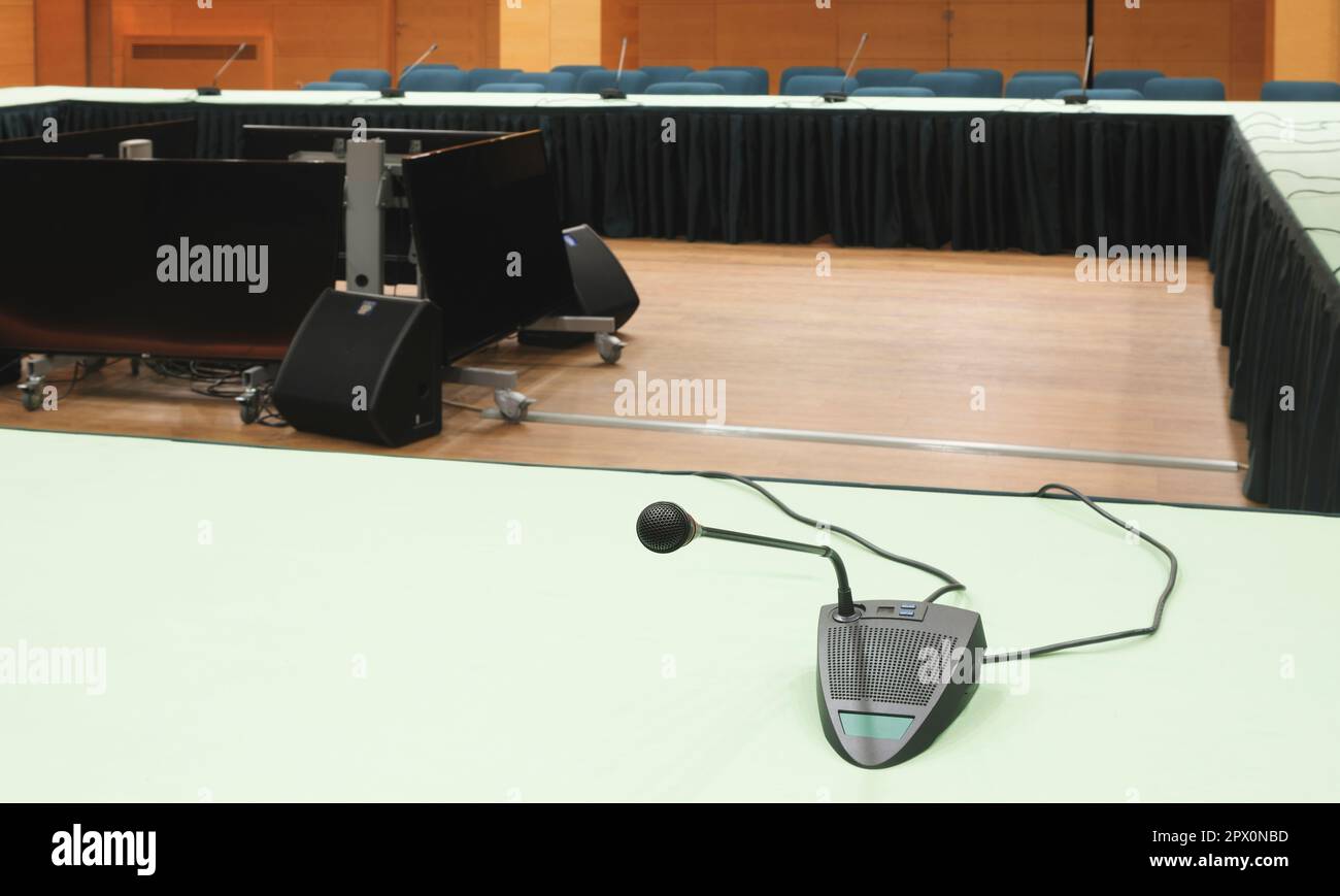 Tribune con microfono in una sala conferenze. interno della moderna sala conferenze. Sedie nella sala conferenze Foto Stock