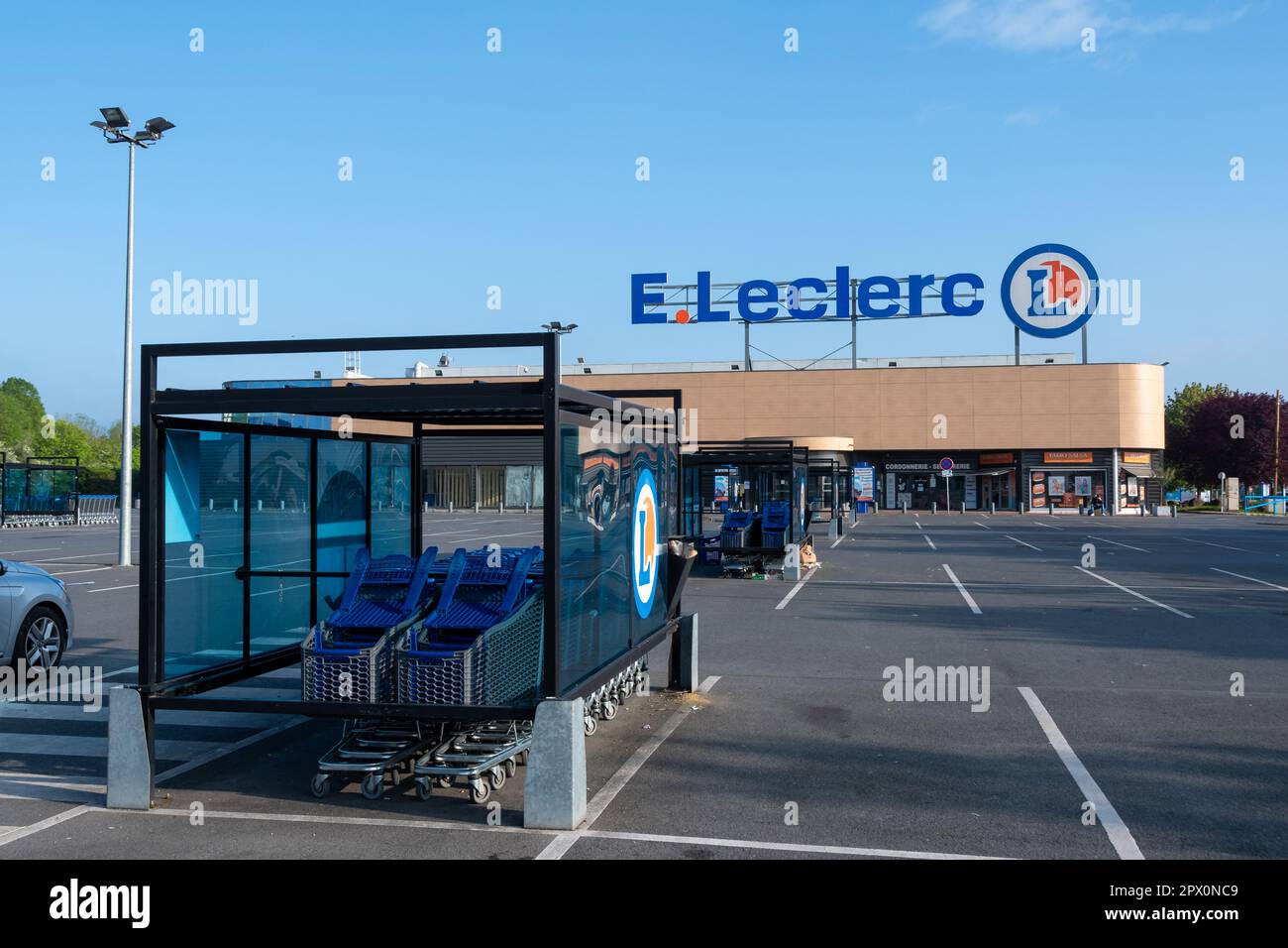 Vista esterna di un negozio E.Leclerc (noto anche come Leclerc), di un gruppo cooperativo e di una catena di ipermercati di origine francese Foto Stock