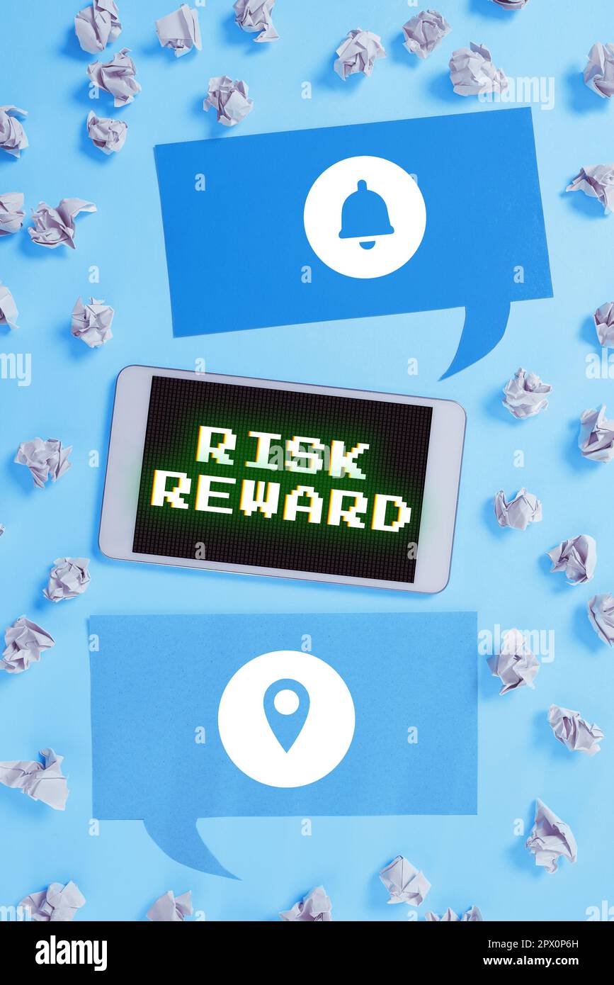 Segno di testo che mostra Risk Reward, Word scritto su valutare il potenziale di profitto di una negoziazione in relazione alla sua perdita Foto Stock