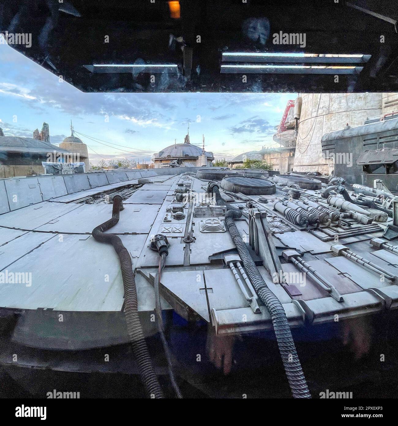 Orlando, FL USA- 28 novembre 2020:la parte superiore del Millennium Falcon nella zona di Star Wars Hollywood Studios Walt Disney World a Orlando, Florida. Foto Stock