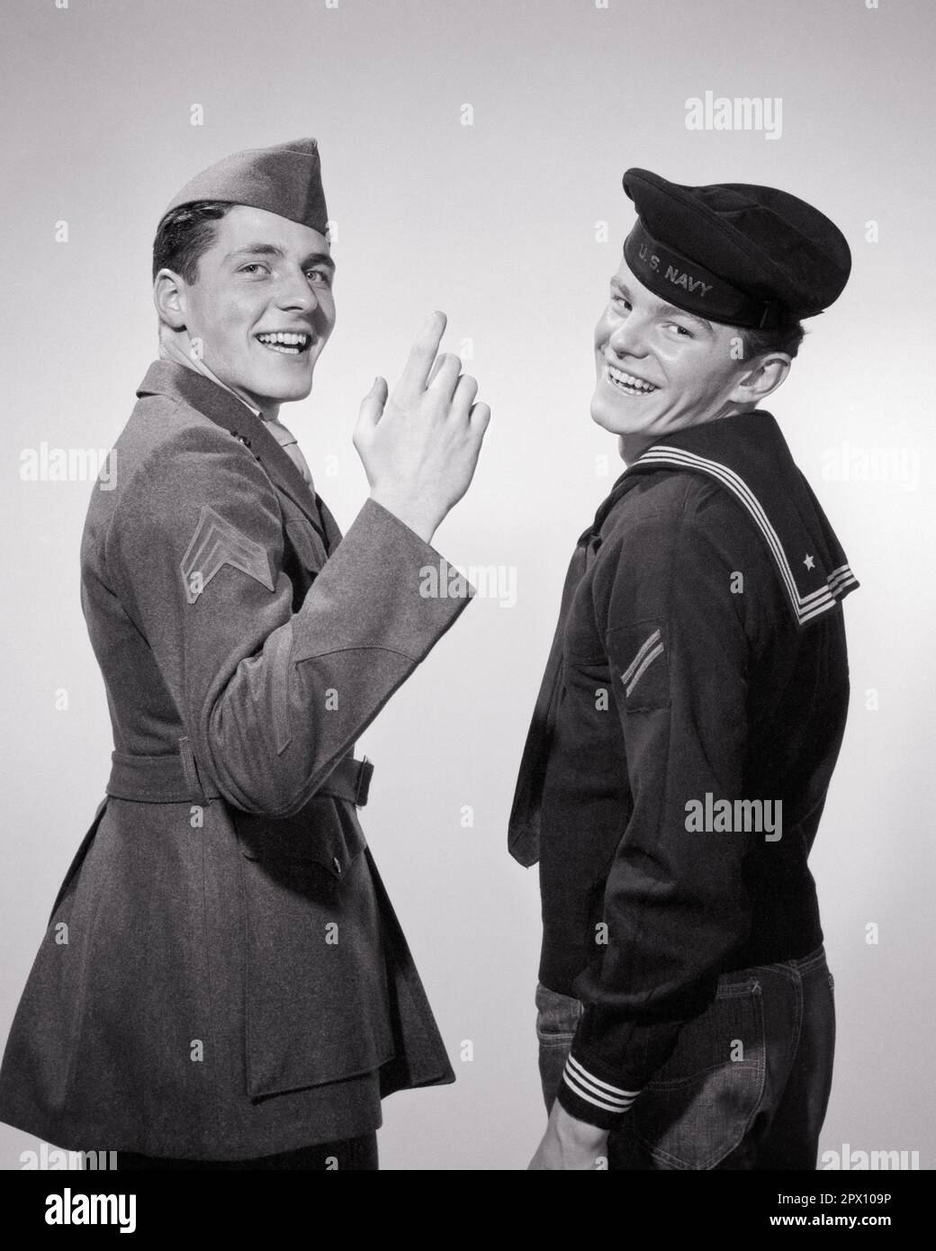 1950S SERGENTE MARINA SOLDATO & MARINAIO DELLA MARINA CON LE STRISCE DI SERVIZIO SORRIDENTI CAMMINANDO FIANCO A FIANCO GUARDANDO OLTRE LA SPALLA ALLA MACCHINA FOTOGRAFICA - M2412 CRR001 HARS MEZZA LUNGHEZZA PERSONE ISPIRAZIONE STATI UNITI D'AMERICA MASCHI FORZA FIDUCIA GESTURING B&W OCCHIO CONTATTO LIBERTÀ FELICITÀ ALLEGRO AVVENTURA NAVALE CORAGGIO LEADERSHIP ORGOGLIO GESTI OCCUPAZIONI SORRISI UNIFORMI FORZE GIOIOSE MARINE COOPERAZIONE TOGETHERNESS GIOVANE ADULTO UOMO NERO E. ETNIA CAUCASICA BIANCA VECCHIO STILE Foto Stock