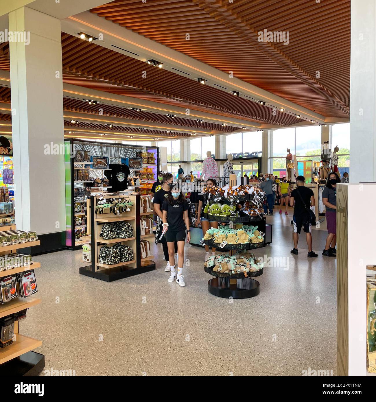 Orlando, FL USA- 9 ottobre 2021: Shopping di persone al negozio Creations a EPCOT nel Walt Disney World di Orlando, Florida. Foto Stock