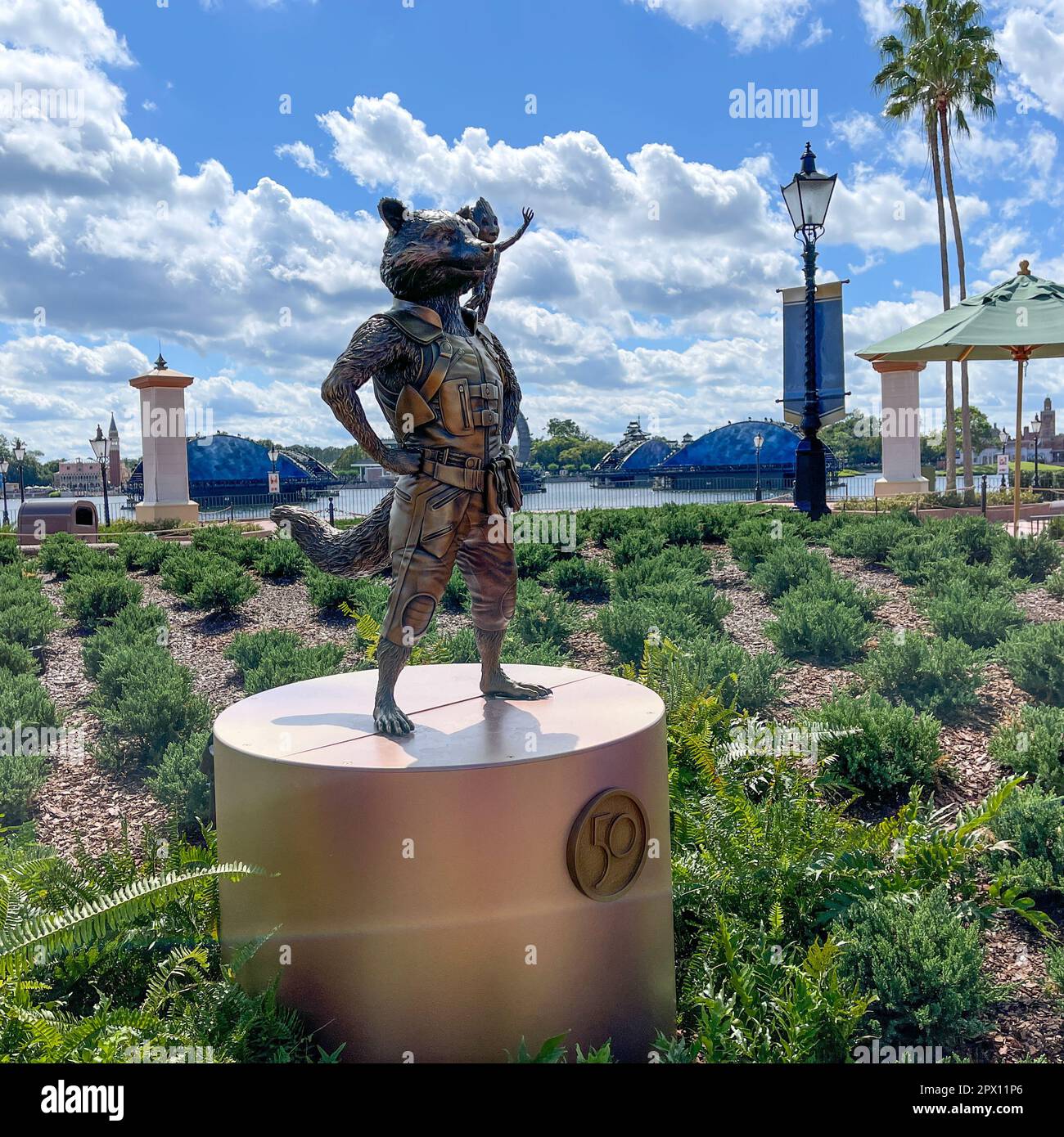 Orlando, FL USA- 9 ottobre 2021: La statua del 50th anniversario di Rocekt e Baby Groot a EPCOT nel Walt Disney World di Orlando, Florida. Foto Stock