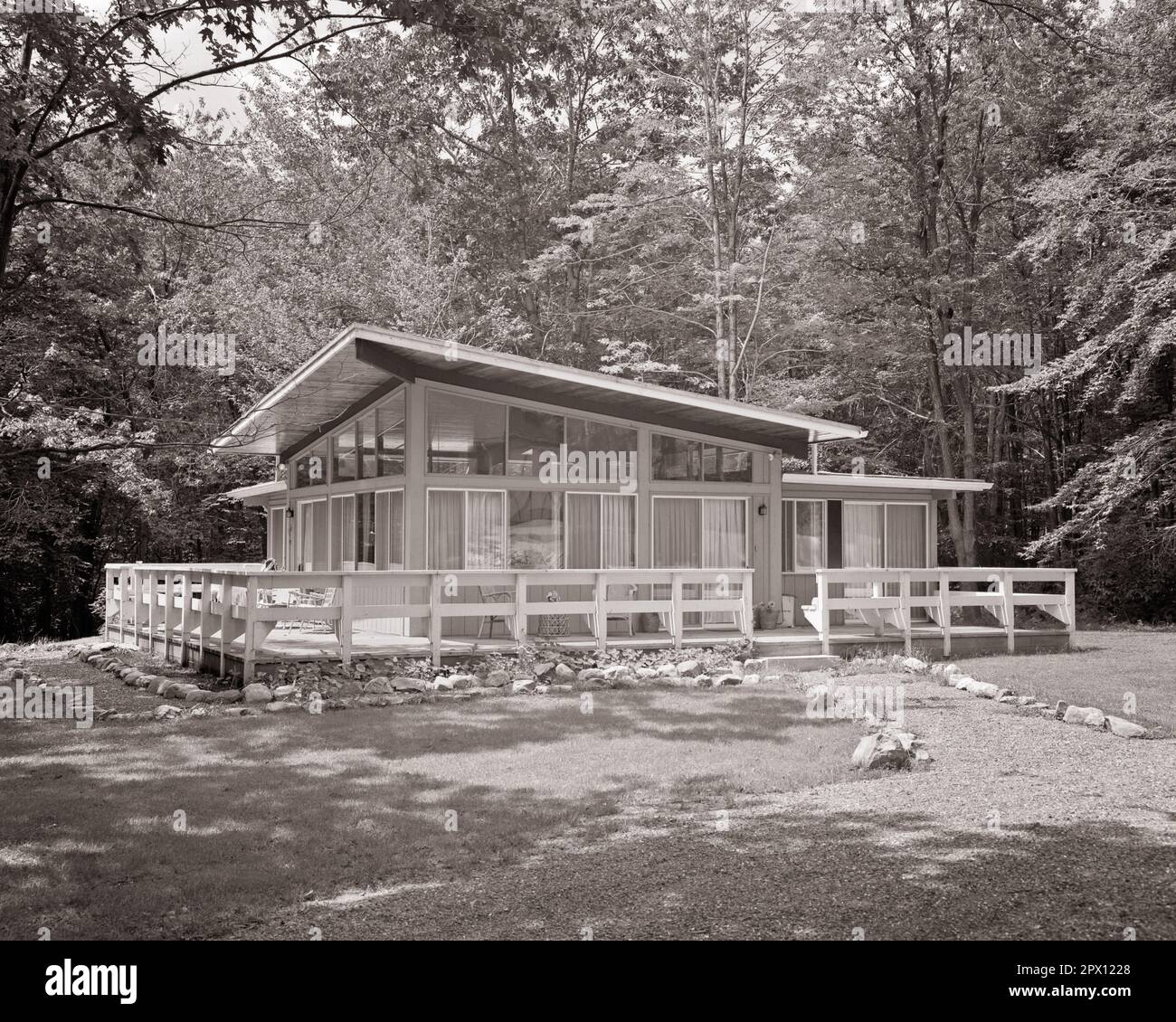 1960S 1970S MODIFICATO A-FRAME CASA CON PONTE IN ESTATE BOSCHI CASA DI CAMPAGNA SKI LODGE - B24012 HAR001 HARS STRUTTURE CASA DI CAMPAGNA FUGA RESIDENCE A-FRAME EDIFICIO MODIFICATO RELAX BIANCO E NERO HAR001 METÀ SECOLO VECCHIO RIFUGIO Foto Stock