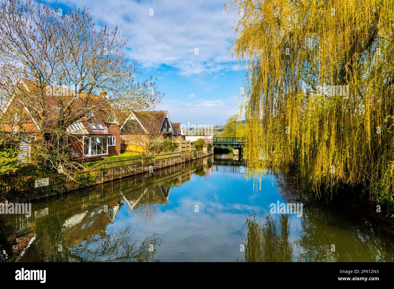 Il fiume Great Stour che attraversa il villaggio di Chartham, Kent, Inghilterra, Regno Unito Foto Stock
