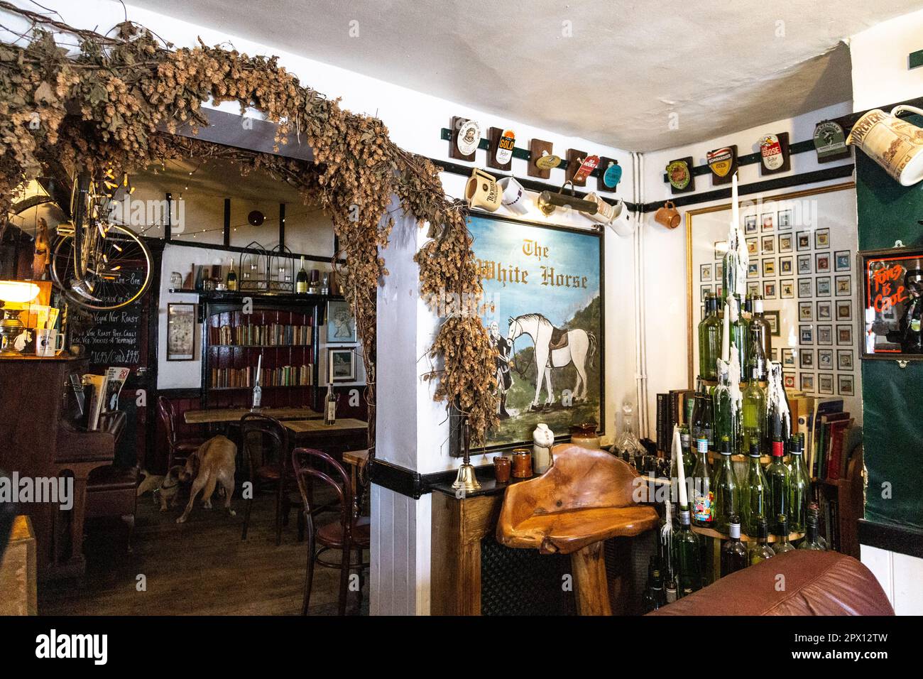 Interno di tradizionale, 14th ° secolo White Horse Inn pub, Chilham, Kent, Inghilterra, Regno Unito Foto Stock