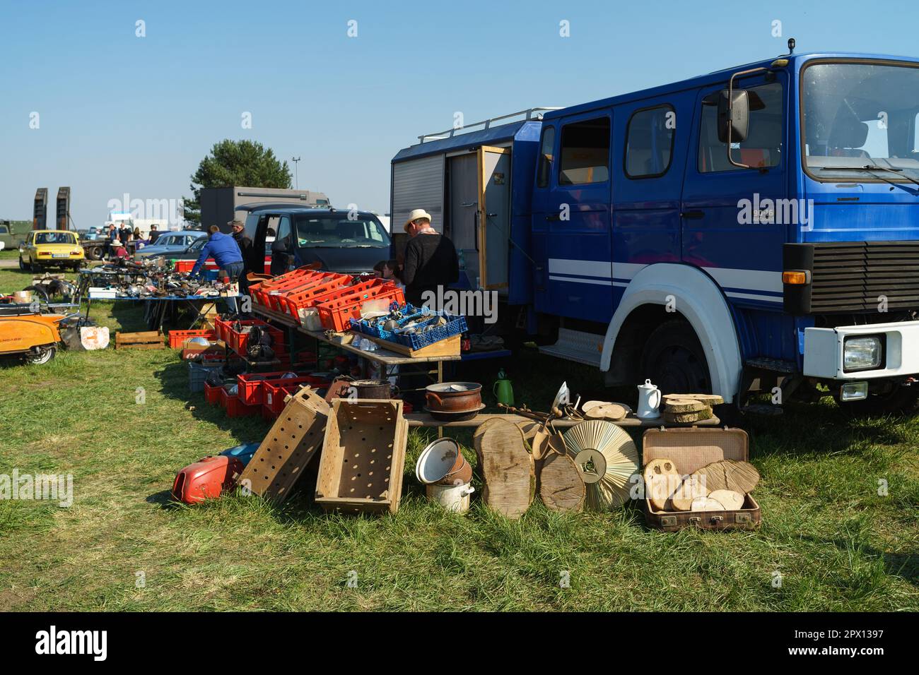 Mercato delle pulci che vende varie parti da vecchie automobili. Incontro degli appassionati di auto retrò del blocco orientale (Ostfahrzeugtreffen). Foto Stock