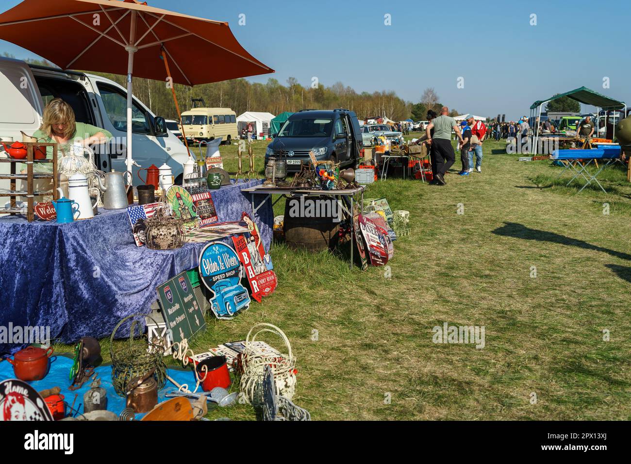 Mercato delle pulci che vende varie parti da vecchie automobili. Incontro degli appassionati di auto retrò del blocco orientale (Ostfahrzeugtreffen). Foto Stock