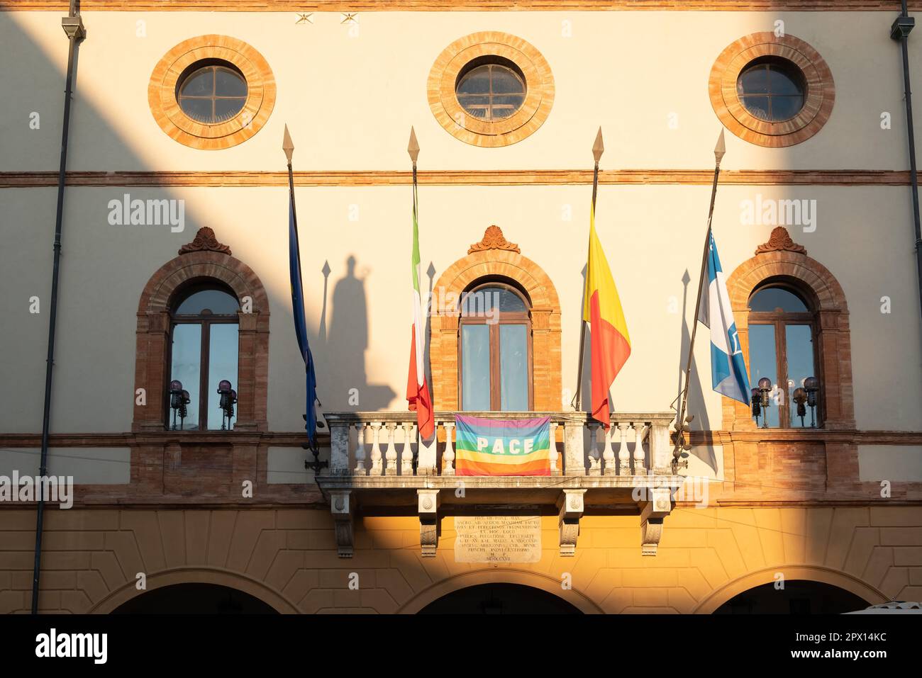 Facciata principale del municipio di Ravenna dal balcone sono esposte 4 bandiere, europee, italiane, simbolo regionale e una bandiera della città. Foto Stock