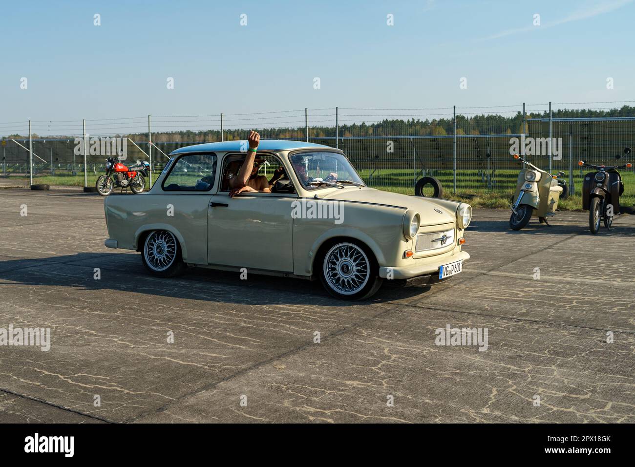 FINOWFURT, GERMANIA - 22 APRILE 2023: Automobile compatta Trabant P50. Incontro degli appassionati di auto retrò del blocco orientale (Ostfahrzeugtreffen). Foto Stock