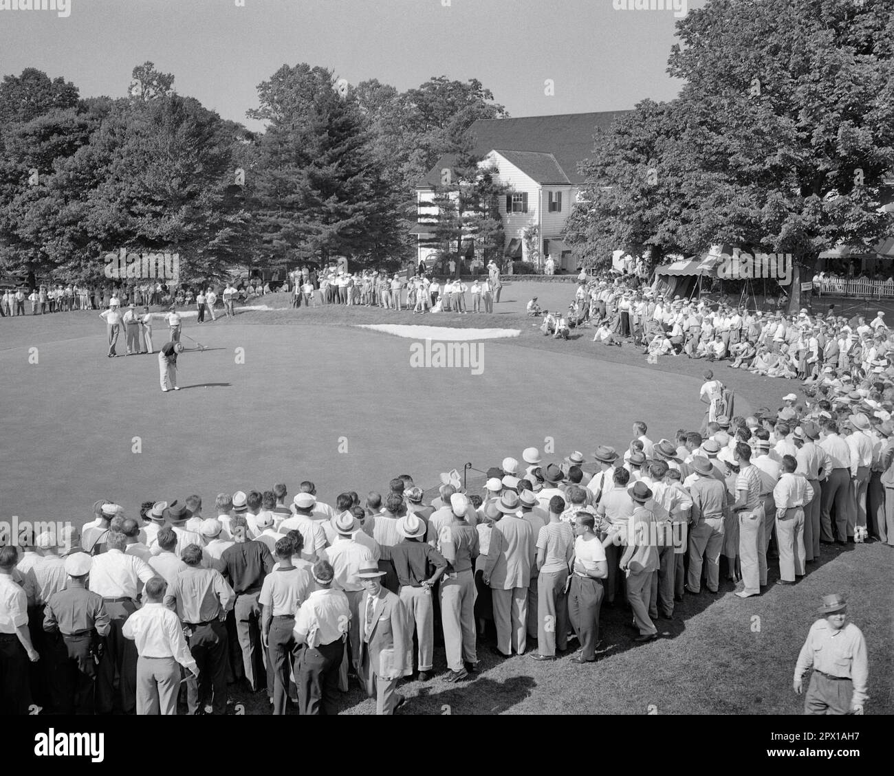 1950S GIUGNO 1950 NATIONAL OPEN GOLF TOUR MERION COUNTRY CLUB HAVERFORD TOWNSHIP DELAWARE COUNTY PENNSYLVANIA USA - G1112 HAR001 HARS ASSEMBLY NATIONAL COPY SPACE FULL-LENGTH LADIES MASS COUNTY PERSONE TRANQUILLA ISPIRAZIONE MASCHI GOLF ATLETICA PROFESSIONE SPETTATORI B&W RACCOLTA DI OBIETTIVI ESTIVI TOUR OCCUPAZIONE HIGH ANGLE AVVENTURA GOLFERS CAREERS ECCITAZIONE LEADERSHIP RICREAZIONE OCCUPAZIONI PROFESSIONALI SPORT LINKS COOPERAZIONE PRECISIONE PUTT STAGIONE THRONG FREQUENZA ETNIA CAUCASICA BIANCA E NERA HAR001 GIUGNO VECCHIO STILE Foto Stock