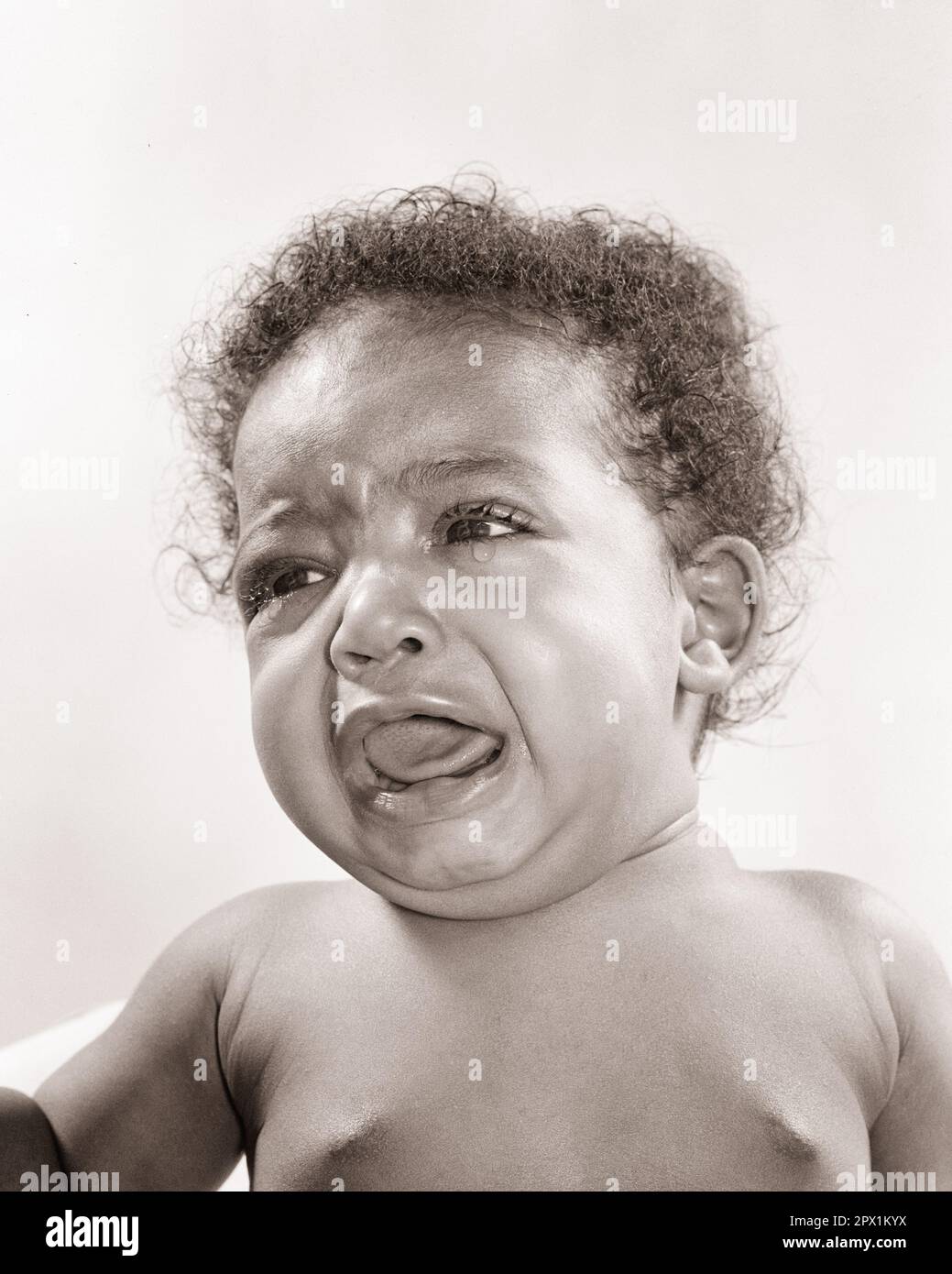 1940S 1950S RAGAZZA BAMBINO AFROAMERICANA PIANGENTE - N371 HAR001 HARS COPY SPACE AFRO GRIDO ESPRESSIONI TURBATO B&W PREOCCUPATA TRISTEZZA LARGA ANGOLO PIANTO TESTA E SPALLE AFROAMERICANI AFROAMERICANI ETNIA NERA BAWLING UMORE SINGHIOZZARE CONCETTUALE GLUM DELUSO EMOZIONE EMOTIVO CRESCITA GIOVANILE MISERABILE BAMBINA NERA E BIANCA DISPIACIUTA TURBATA HAR001 OSTILE INCENSED AFROAMERICANI VECCHIO STILE Foto Stock