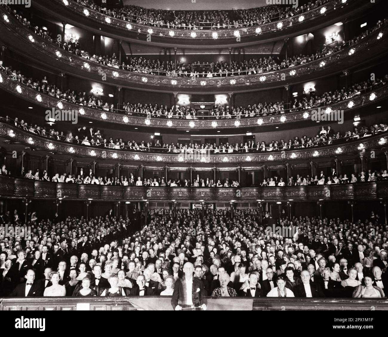 1950S PUBBLICO DI APERTURA NOTTE RIEMPIE IL VECCHIO METROPOLITAN OPERA HOUSE A BROADWAY E 39TH STREET DEMOLITO IN 1967 NYC USA - Q75041 CPC001 HARS ENTERTAINMENT B&W NORTH AMERICA OPERA EYE CONTACT NORTH AMERICAN PERFORMING ARTS SOGNI FELICITÀ TESTA E SPALLE SVAGO ED EMOZIONI 1967 NEW YORK CITY METROPOLITAN SUPPORTO ELEGANTE NEW YORK CITY PANORAMICA BROADWAY INSIEME IN BIANCO E NERO DEMOLITO VECCHIO STILE Foto Stock