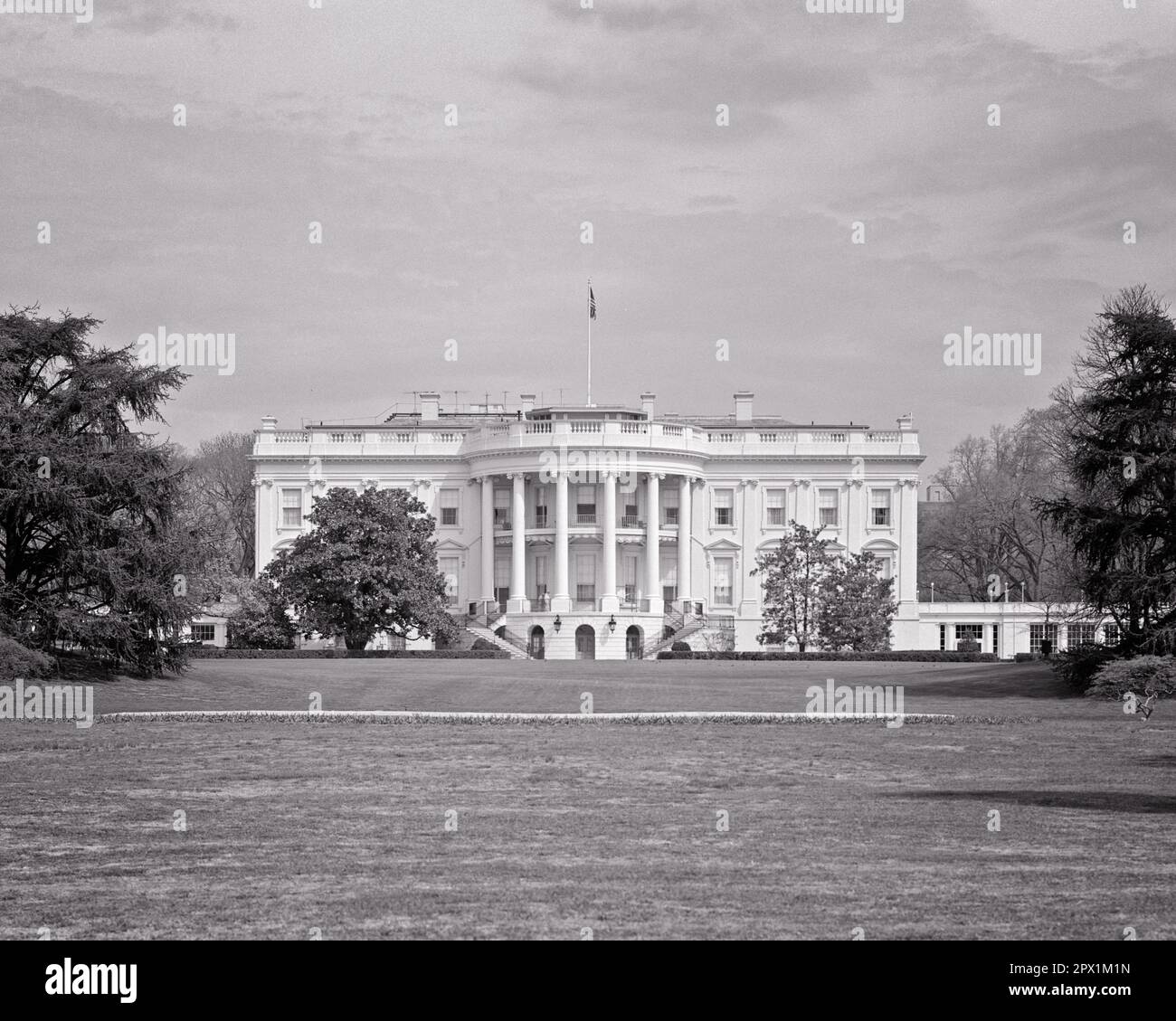 1950S VISTA DEL LATO SUD PORTICO CURVATO E PRATO DELLA CASA BIANCA WASHINGTON DC USA - R3084 HAR001 HARS E DISTRETTO DI COLUMBIA LEADERSHIP ESTERNA ANGOLO BASSO CURVO PRESIDENZIALE ORGOGLIO NEOCLASSICO CASE POLITICA CAPITALE CONCETTO CONCETTUALE CITTÀ UFFICIALI RESIDENZA SIMBOLICA LA CASA BIANCA CONCETTI NERO E BIANCO QUARTIERE FEDERALE HAR001 VECCHIO STILE PALLADIANO RAPPRESENTAZIONE PORTICO BIANCO CASA Foto Stock