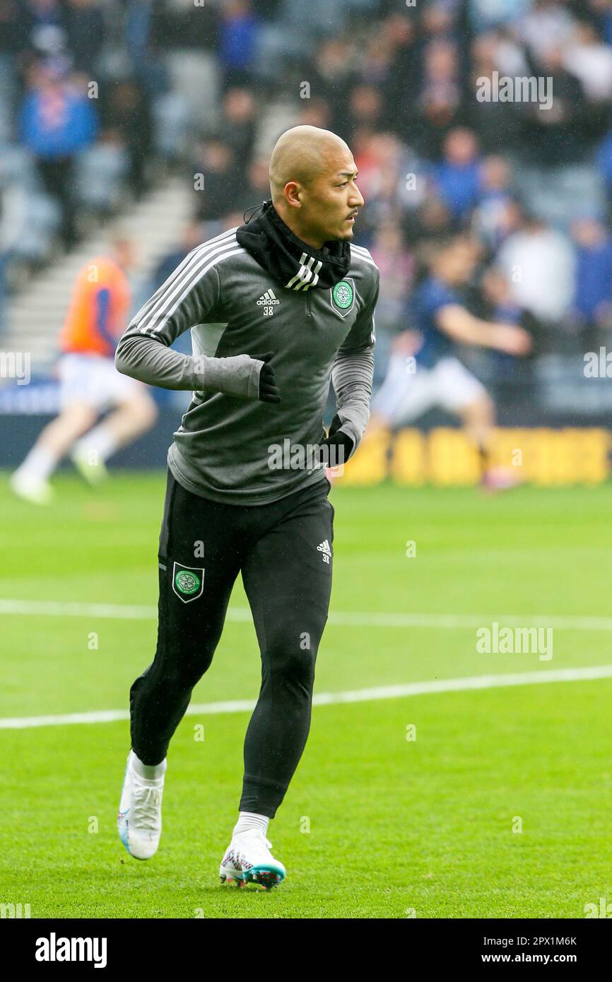 Daizen Maeda, calciatore giapponese, attualmente in gioco per il Celtic FC di Glasgow, durante una sessione di allenamento e riscaldamento ad Hampden Park, Glasgow, Scot Foto Stock