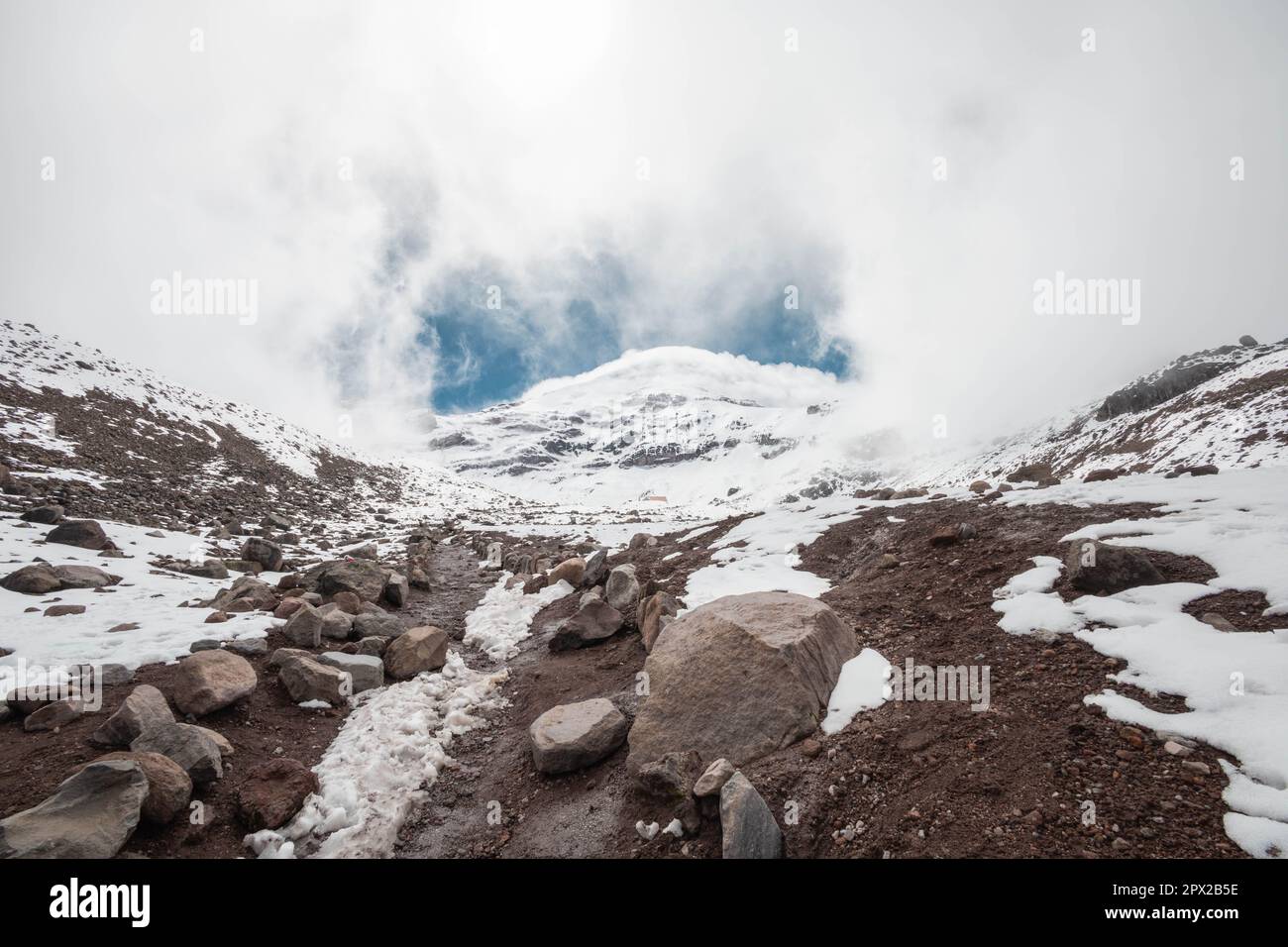 zona fredda sulla cima di una montagna con neve, rocce e cielo con nuvole, esterno con luce solare, bella destinazione turistica senza persone, paesaggio Foto Stock