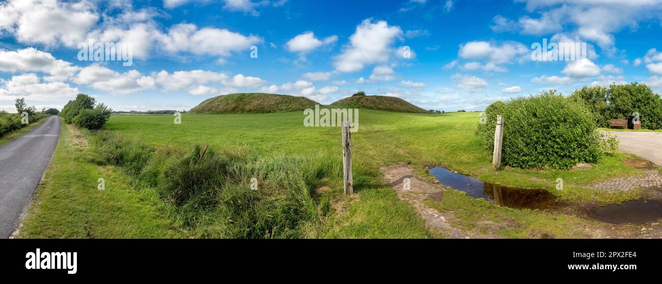 Foto panoramica del cosiddetto Lembecksburg sull'isola di Föhr, nel Mare del Nord, con il bel tempo estivo e le nuvole limpide Foto Stock