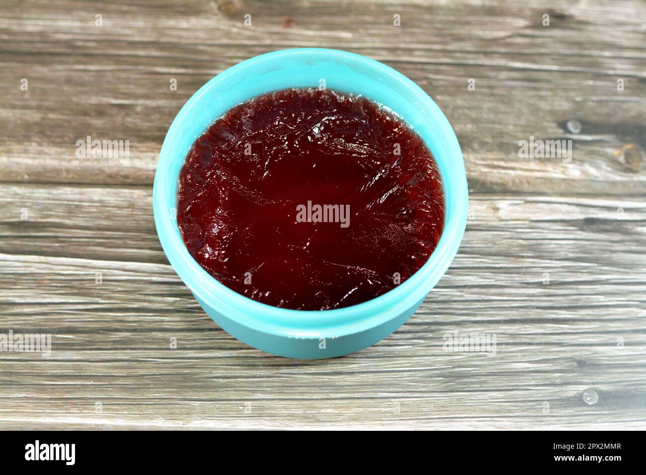 Un primo piano di un delizioso budino di gelatina rosso dolce aromatizzato alla fragola, focus selettivo di fresco dessert di gelatina di fragola rossa, dessert di gelatina (anche Foto Stock