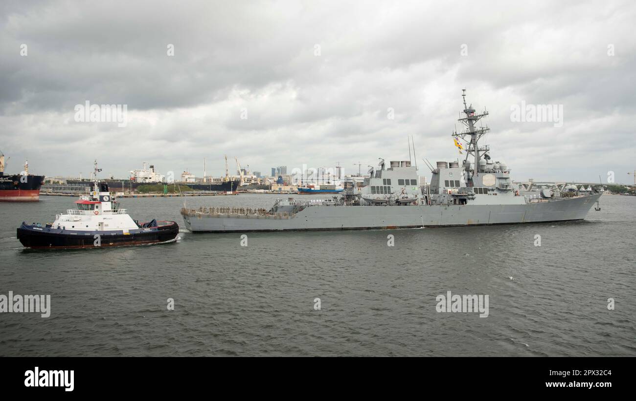 230430-N-KG461-1067 PORTA EVERGLADES, FLA. (30 aprile 2023) il cacciatorpediniere missilistico guidato di classe Arleigh Burke USS Cole (DDG 67) si allontana dal molo di Port Everglades che segna la fine della Fleet Week Port Everglades 2023 a Fort Lauderdale, Florida. Quest'anno si celebra la settimana della flotta di Port Everglades 32nd. La Fleet Week è stata ospitata dai Broward Navy Days e l'evento offre una straordinaria opportunità per mostrare la tecnologia navale e i marinai, i Marines e i Coast Guardsmen che servono la nazione. (STATI UNITI Foto Navy di Mass Communication Specialist 2nd Classe Zachary D. Behrend) Foto Stock