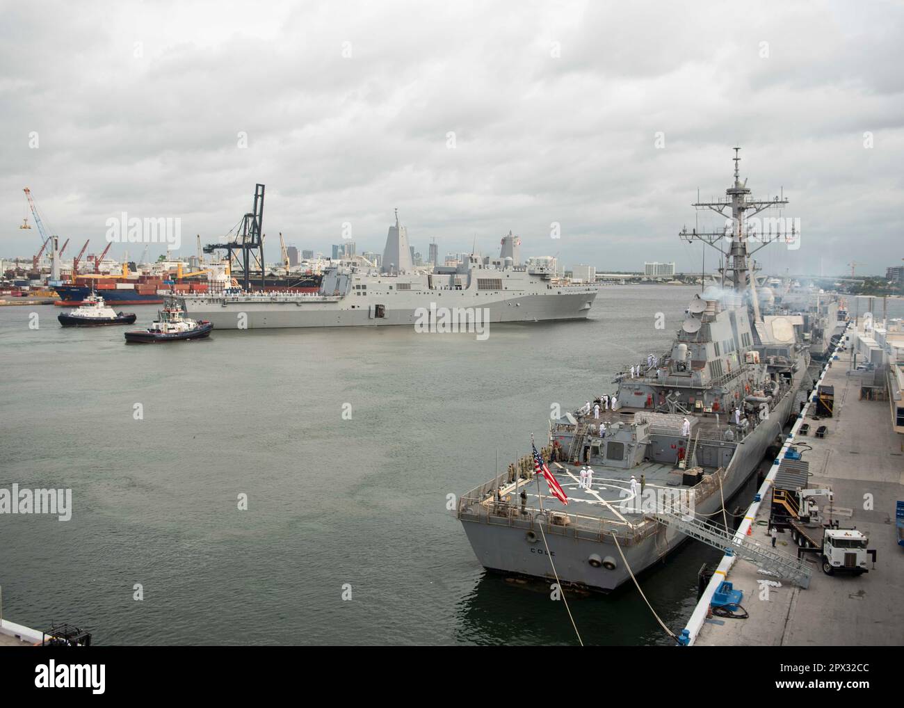 230430-N-KG461-1047 PORTA EVERGLADES, FLA. (30 aprile 2023) la nave portuale anfibia di San Antonio USS New York (LPD 21) si allontana dal molo di Port Everglades. La loro partenza segna la fine della Fleet Week Port Everglades 2023 a Fort Lauderdale, Florida. Quest'anno si celebra la settimana della flotta di Port Everglades 32nd. La Fleet Week è stata ospitata dai Broward Navy Days e l'evento offre una straordinaria opportunità per mostrare la tecnologia navale e i marinai, i Marines e i Coast Guardsmen che servono la nazione. (STATI UNITI Foto Navy di Mass Communication Specialist 2nd Classe Zachary D. Behrend) Foto Stock