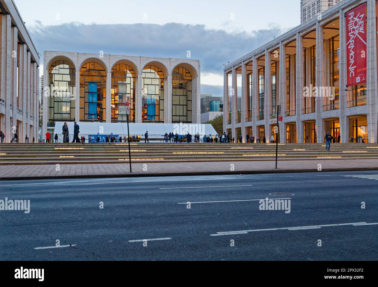 Lincoln Center all'alba: David Geffen Hall, su Josie Robertson Plaza, con il Metropolitan Opera House a sinistra (2016). Foto Stock