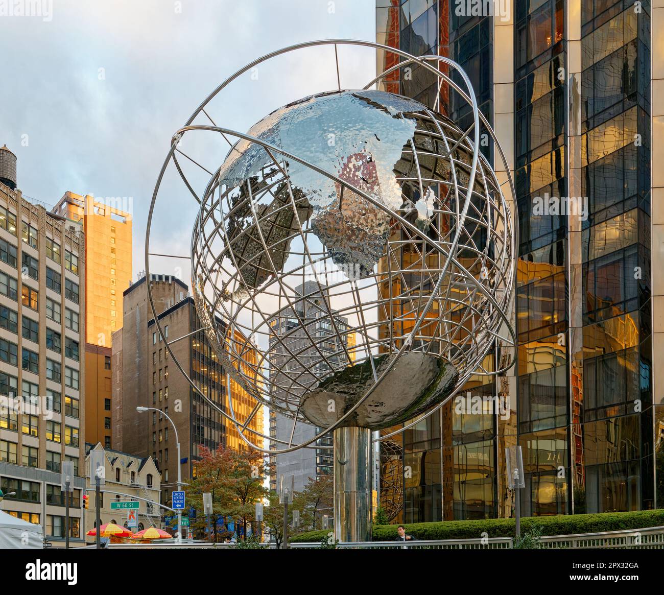 Kim Brandell’s Globe Sculpture vicino al Trump International Hotel & Tower, a Columbus Circle, dove Broadway e Central Park West si intersecano. Foto Stock