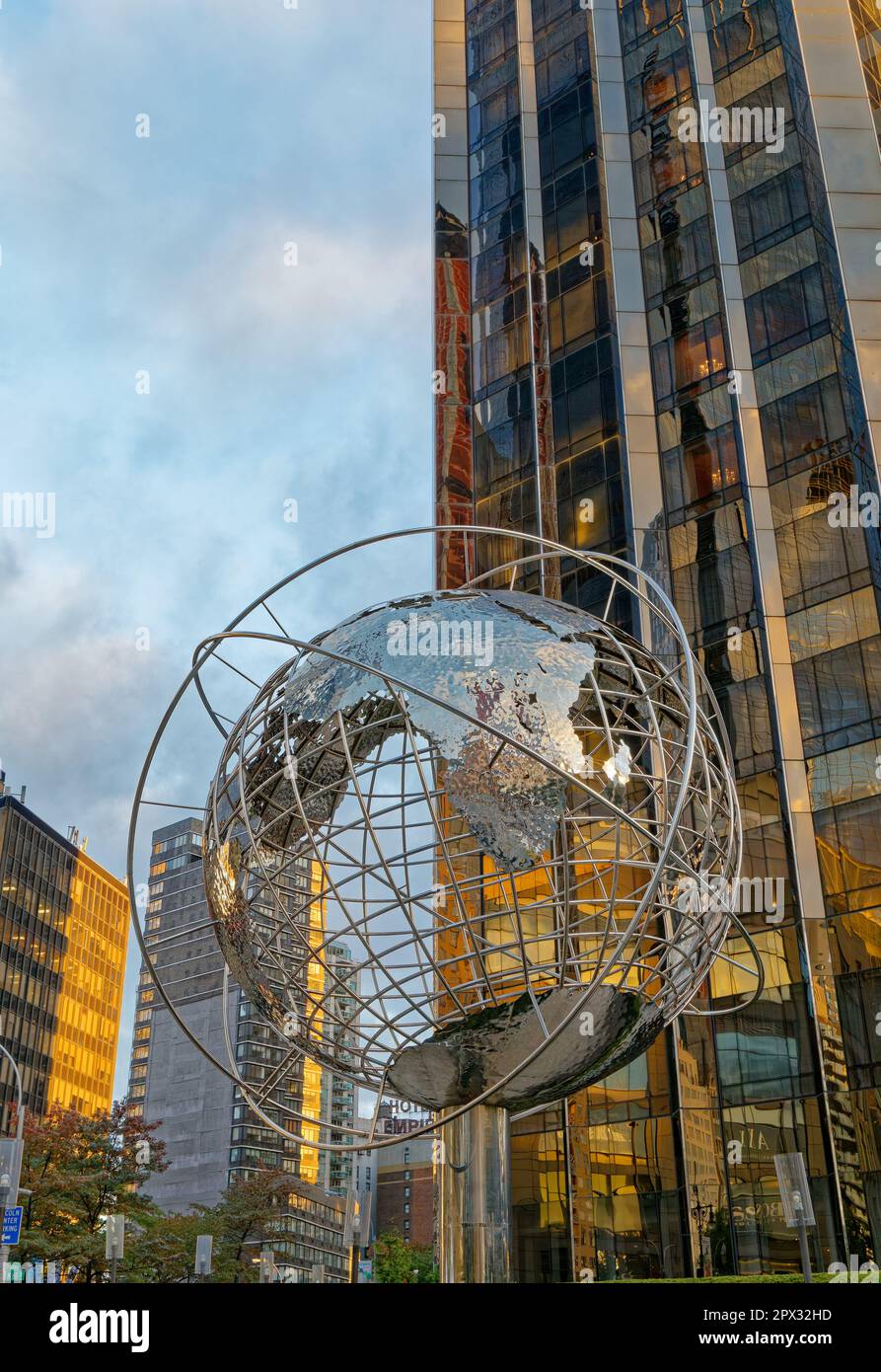 Kim Brandell’s Globe Sculpture vicino al Trump International Hotel & Tower, a Columbus Circle, dove Broadway e Central Park West si intersecano. Foto Stock