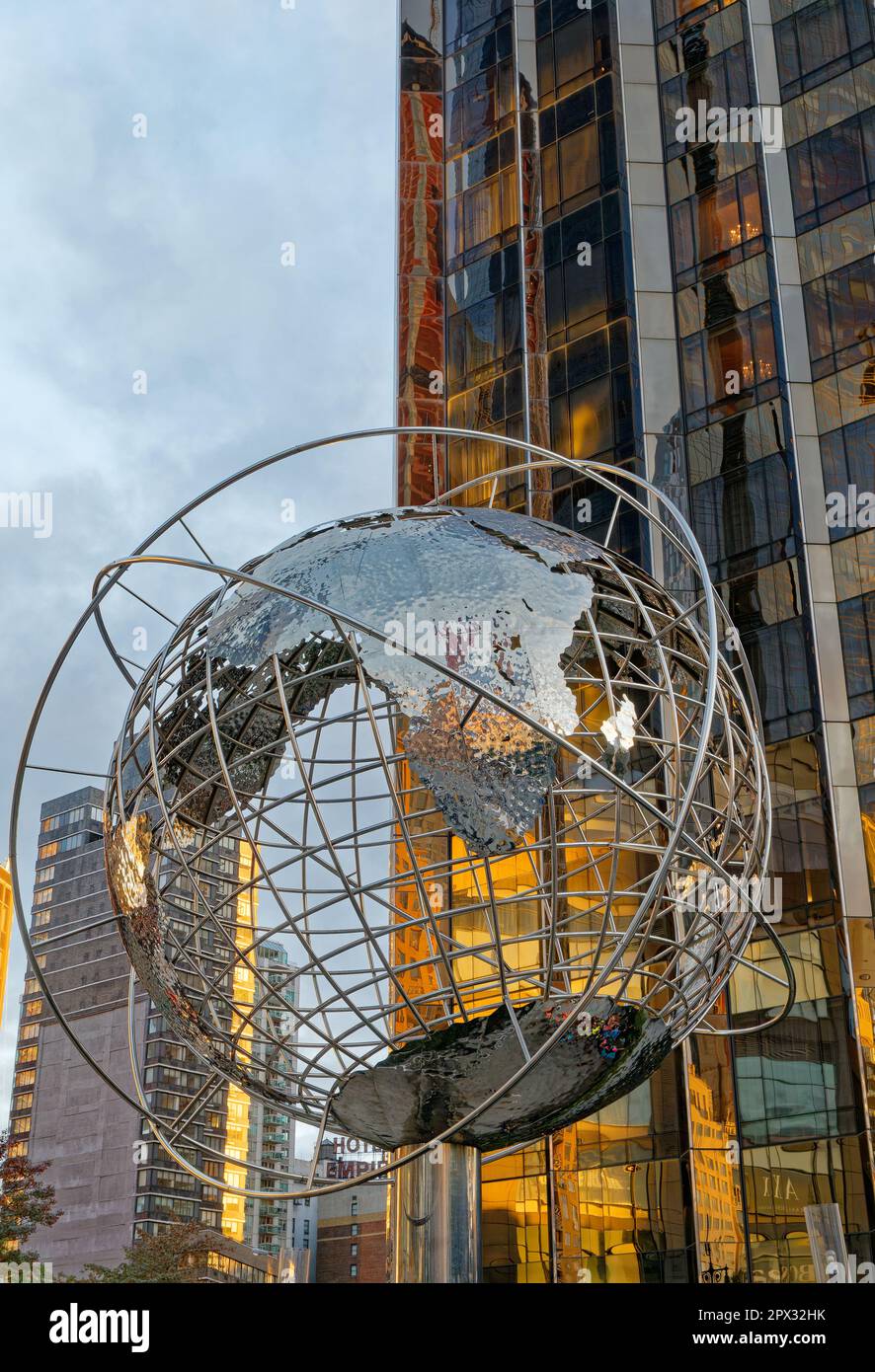 Kim Brandell’s Globe Sculpture vicino al Trump International Hotel & Tower, a Columbus Circle, dove Broadway e Central Park West si intersecano. Foto Stock