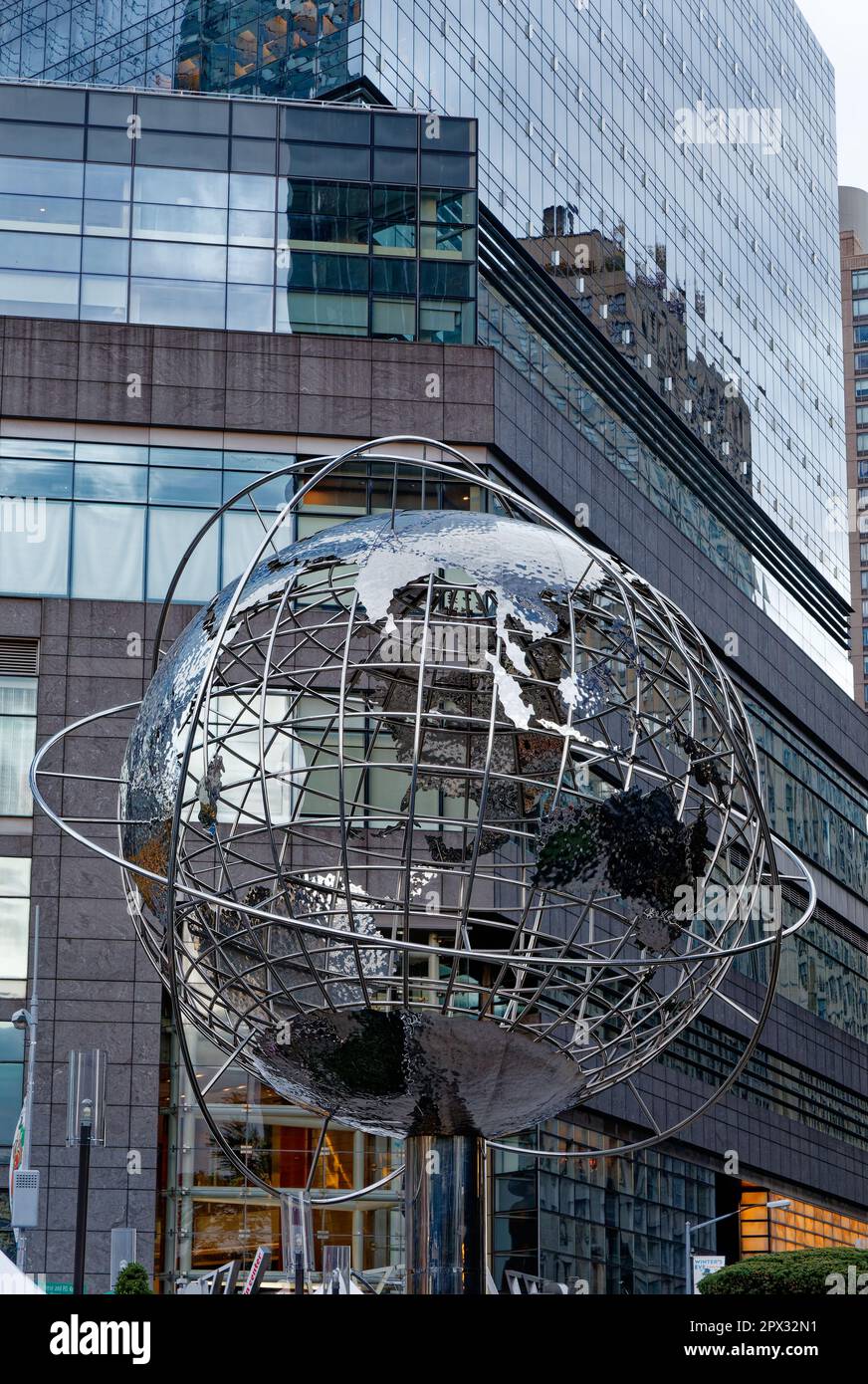 La scultura del globo di Kim Brandell sullo sfondo dei negozi di Columbus Circle, dove Broadway e Central Park West si intersecano. Foto Stock