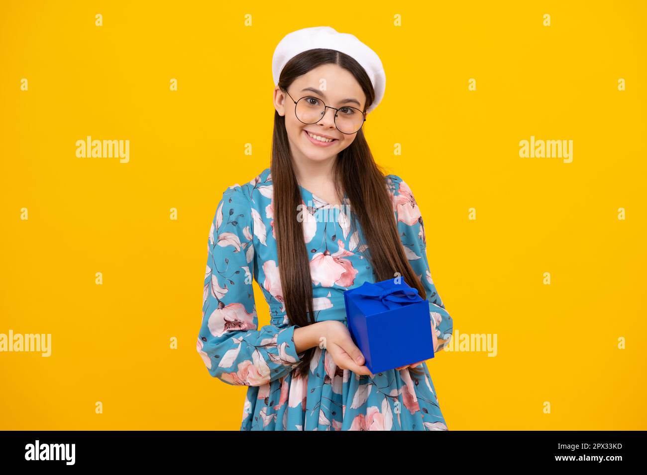 Felice ritratto adolescente. Bambino con confezione regalo su sfondo  isolato studio. Regali per il compleanno dei bambini. Ragazza sorridente  Foto stock - Alamy