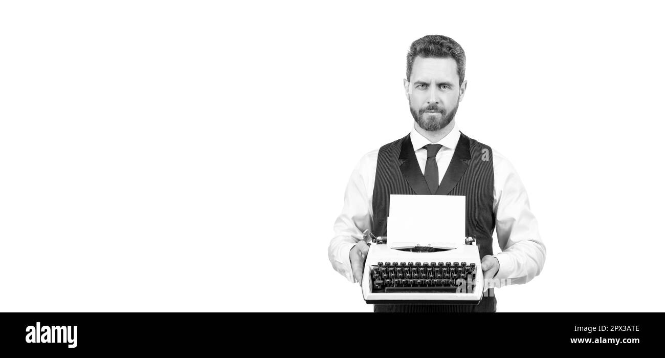 uomo che digita su una macchina da scrivere d'epoca. uomo d'affari con una macchina da scrivere retrò. autore del dattilografo isolato su bianco Foto Stock